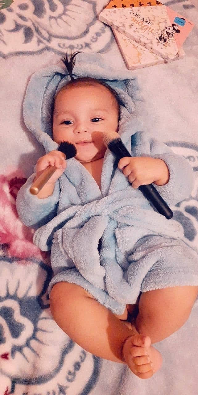 Samira participe au concours pour gagner de l'argent avec cette photo : baby, baby_products, black_hair, cheek, child, eye, finger, head, leg, nose, person, product, sitting, skin, thigh, thumb, toddler