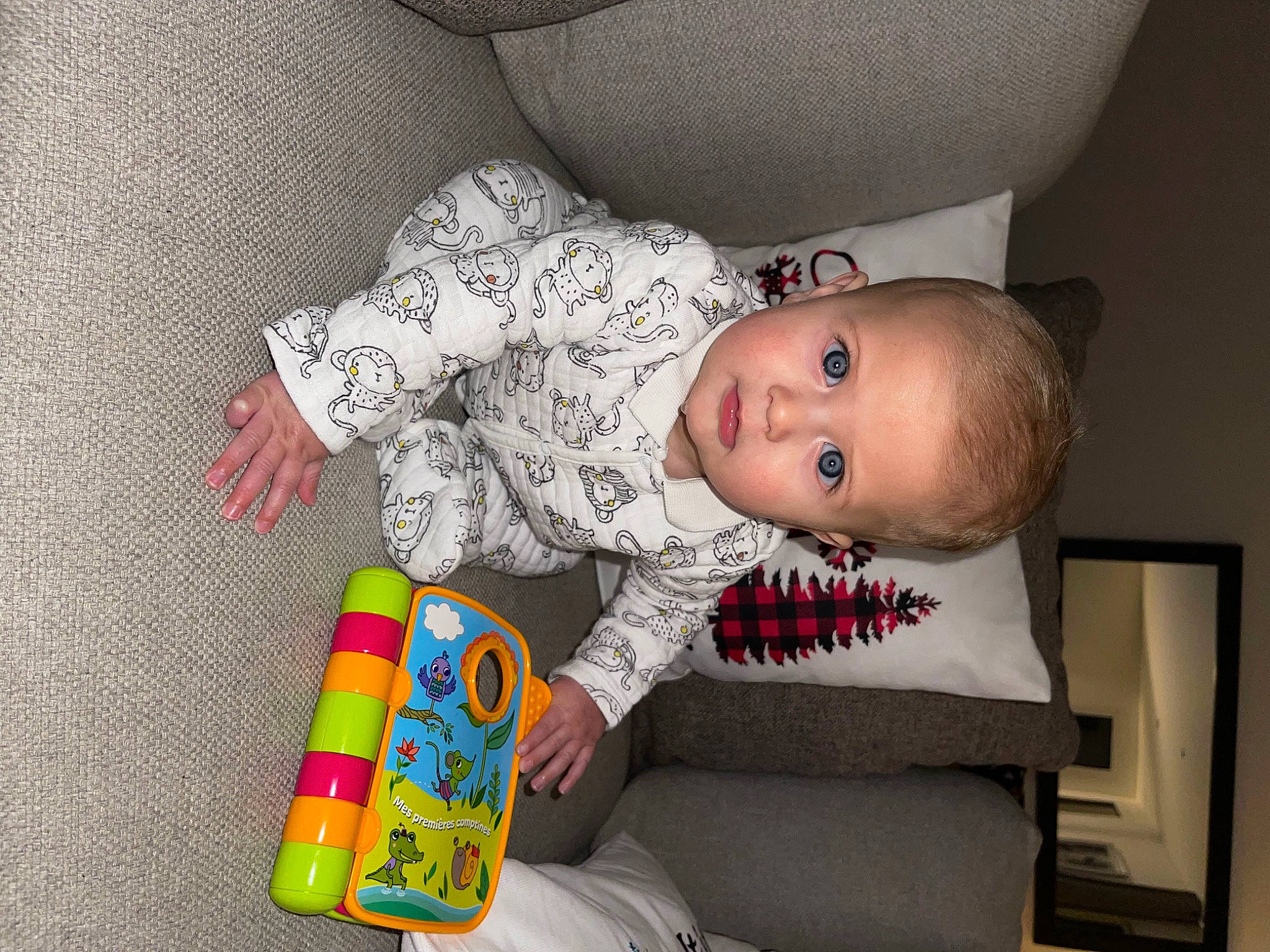 Lisandro a rejoint le concours — aidez-le/la à gagner de superbes lots ! baby, baby_playing_with_toys, baby_products, baby_toddler_clothing, baby_toys, cheek, child, comfort, fun, head, pattern, person, room, sitting, skin, sleeve, toddler