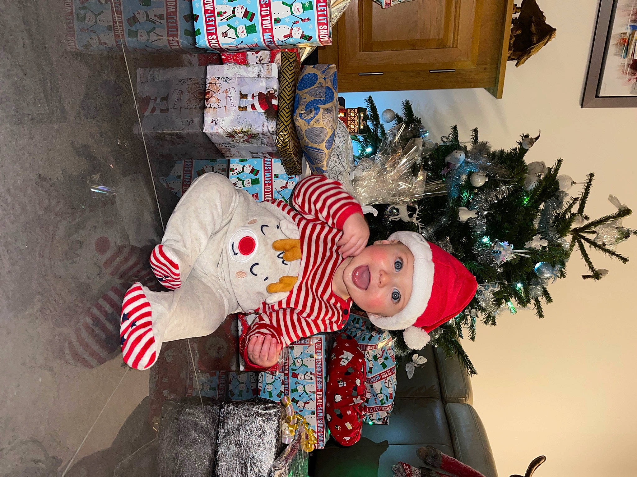 Lisandro a rejoint le concours — aidez-le/la à gagner de superbes lots ! art, carmine, christmas, christmas_decoration, christmas_eve, christmas_ornament, christmas_tree, event, hat, headwear, holiday, holiday_ornament, ornament, person, picture_frame, santa_claus, stuffed_toy, textile, toy, tradition