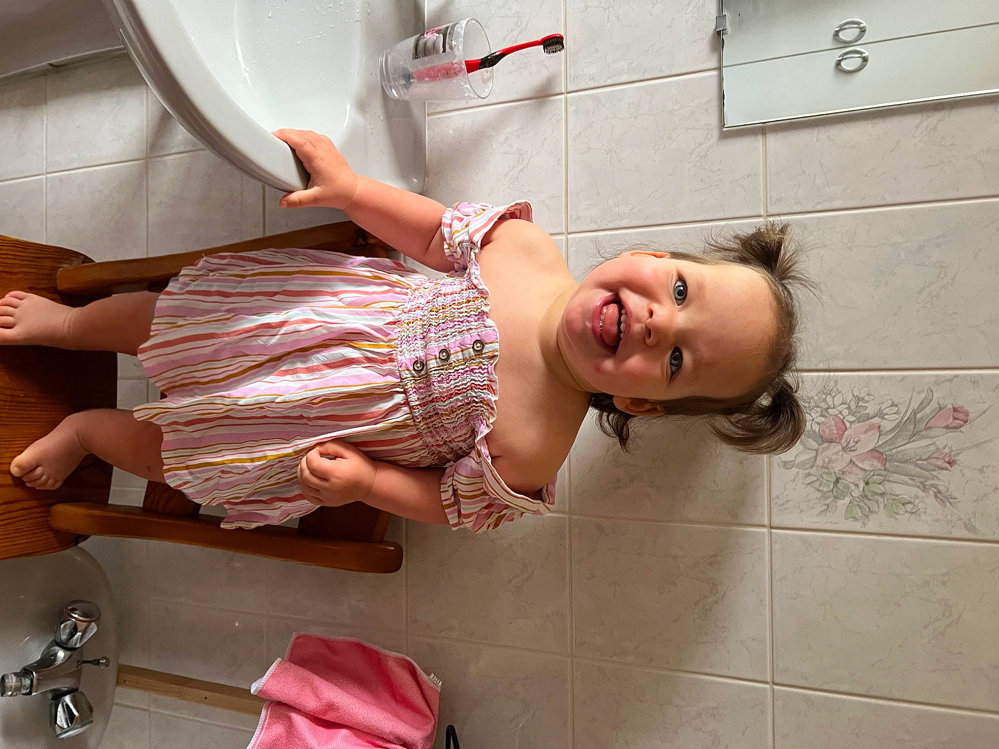 Maéva a rejoint le concours — aidez-le/la à gagner de superbes lots ! arm, bag, bathroom, child, elbow, flooring, foot, fun, glasses, hand, happy, human_body, human_leg, joint, joy, luggage_and_bags, person, pink, shoulder, smile