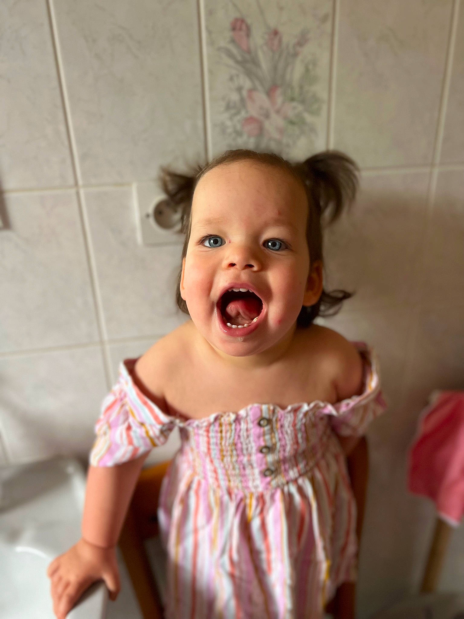 Maéva participe au concours pour gagner de l'argent avec cette photo : baby, baby_toddler_clothing, cheek, child, day_dress, dress, eye, fun, happy, head, iris, magenta, neck, pattern, person, pink, skin, sleeve, smile, t_shirt