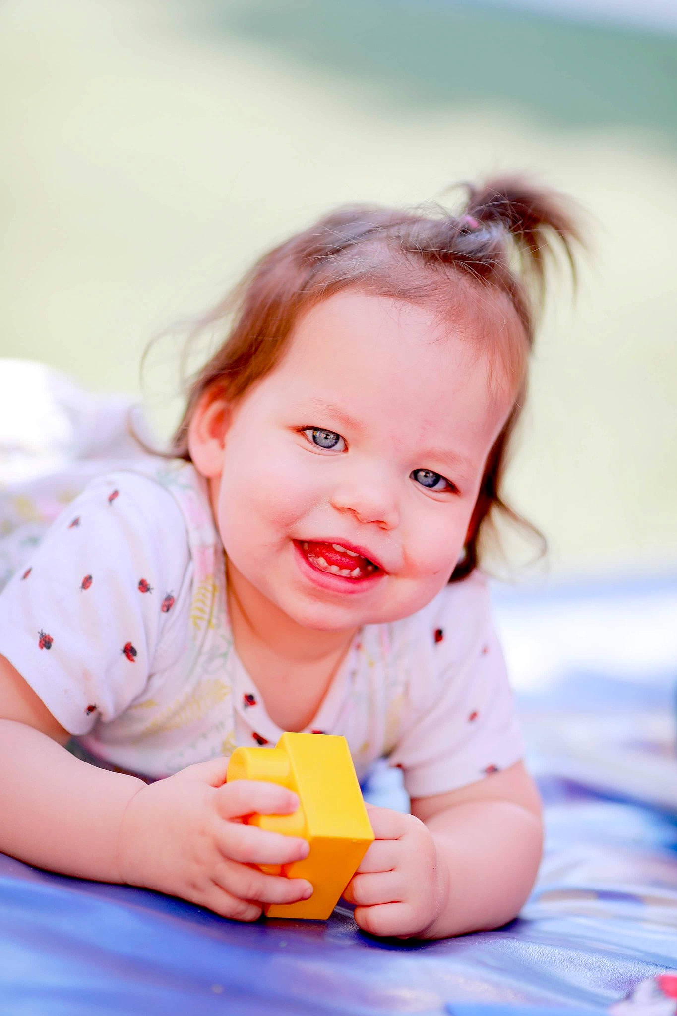Maéva a rejoint le concours — aidez-le/la à gagner de superbes lots ! arm, baby, baby_playing_with_toys, baby_toddler_clothing, cheek, child, dress, facial_expression, fun, gesture, hand, happy, joy, leisure, orange, person, recreation, sitting, skin, smile