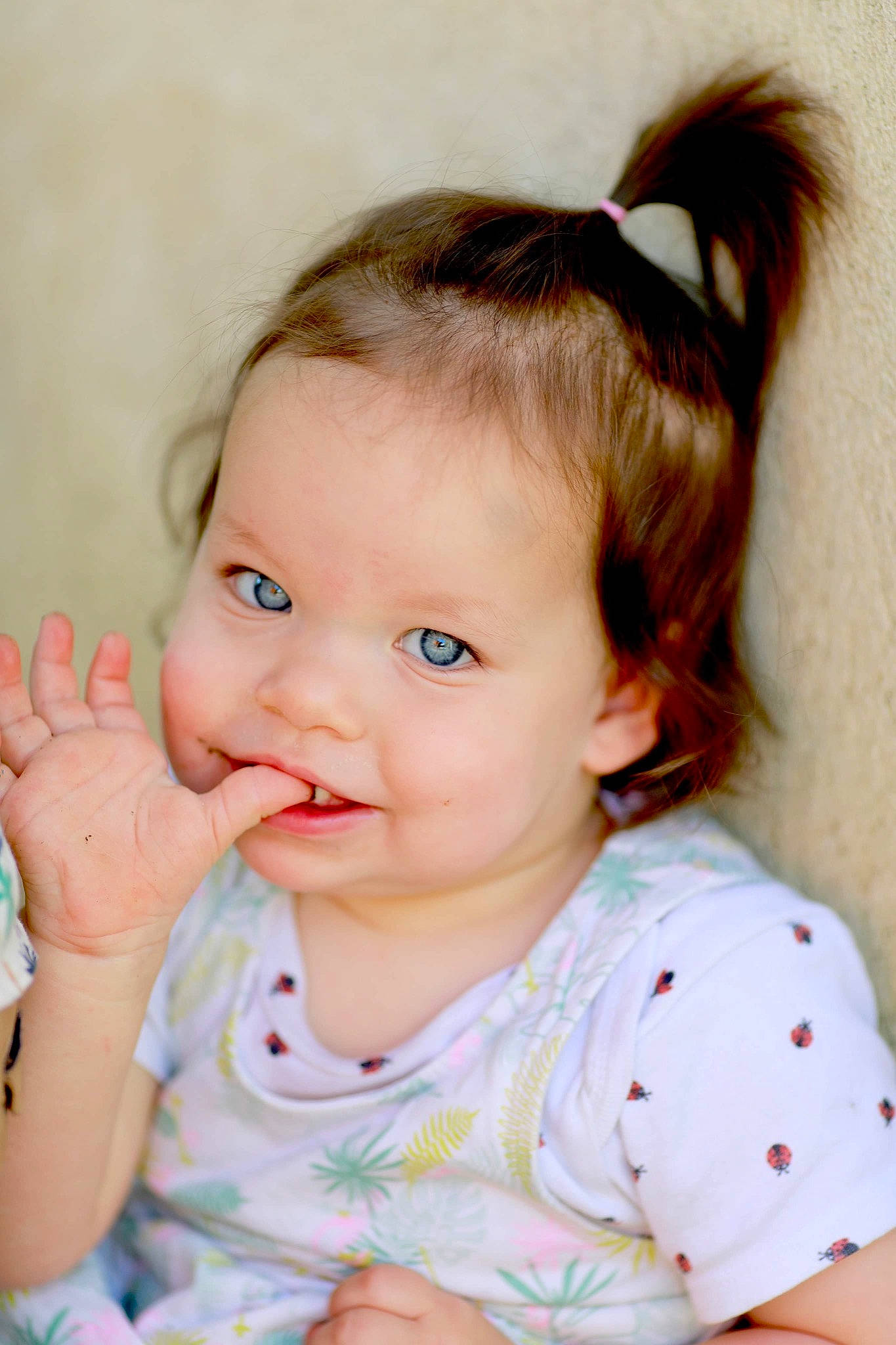 Maéva participe au concours pour gagner de l'argent avec cette photo : baby, baby_toddler_clothing, blond, cheek, child, ear, eyebrow, eyelash, fashion_accessory, gesture, happy, iris, joy, lip, neck, nose, person, portrait_photography, skin, smile