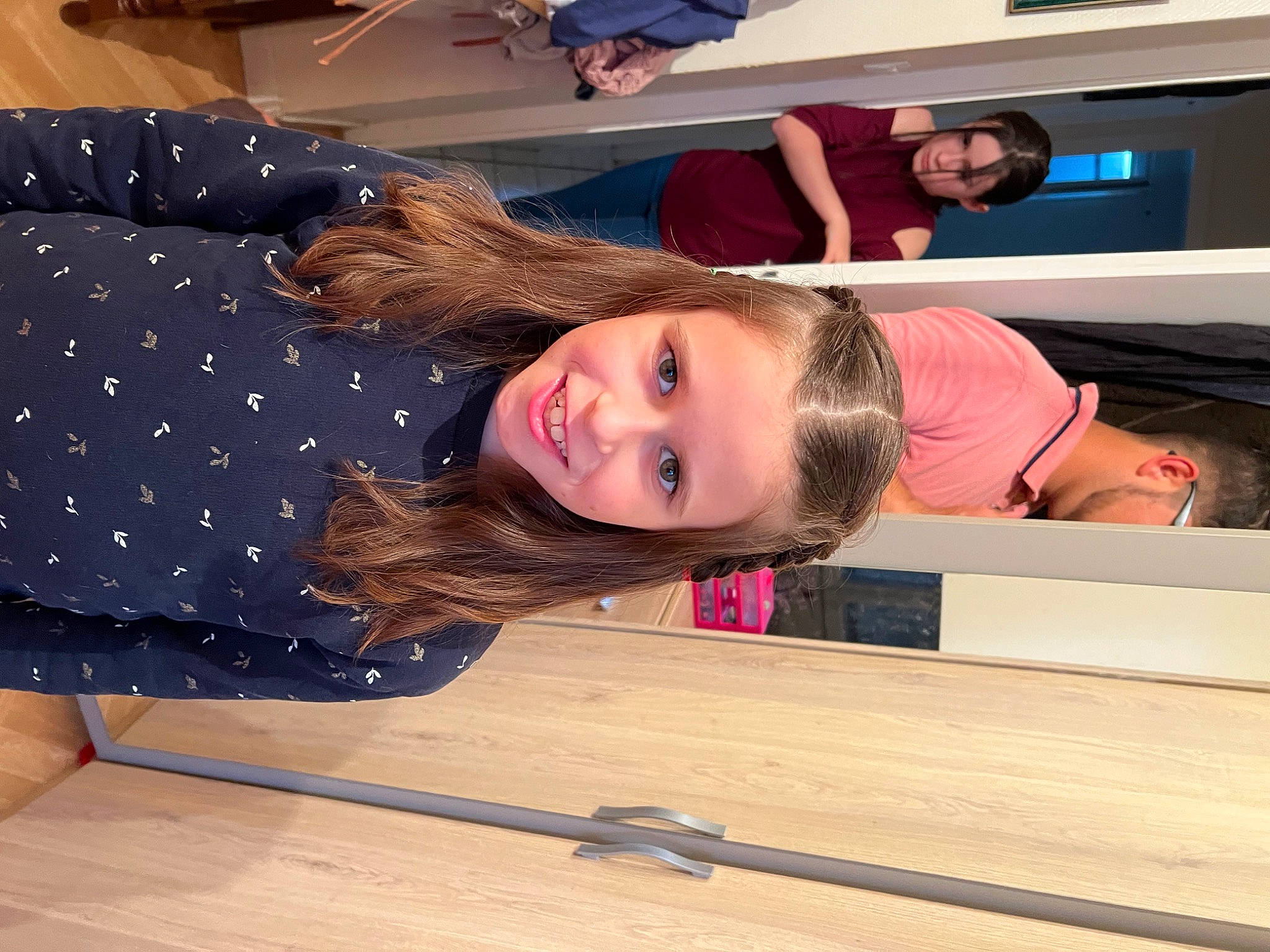 Léane a rejoint le concours — aidez-le/la à gagner de superbes lots ! child, elbow, electric_blue, flooring, fun, happy, hardwood, joy, leisure, luxury_vehicle, pattern, person, plank, room, sleeve, smile, t_shirt, varnish, waist, wood