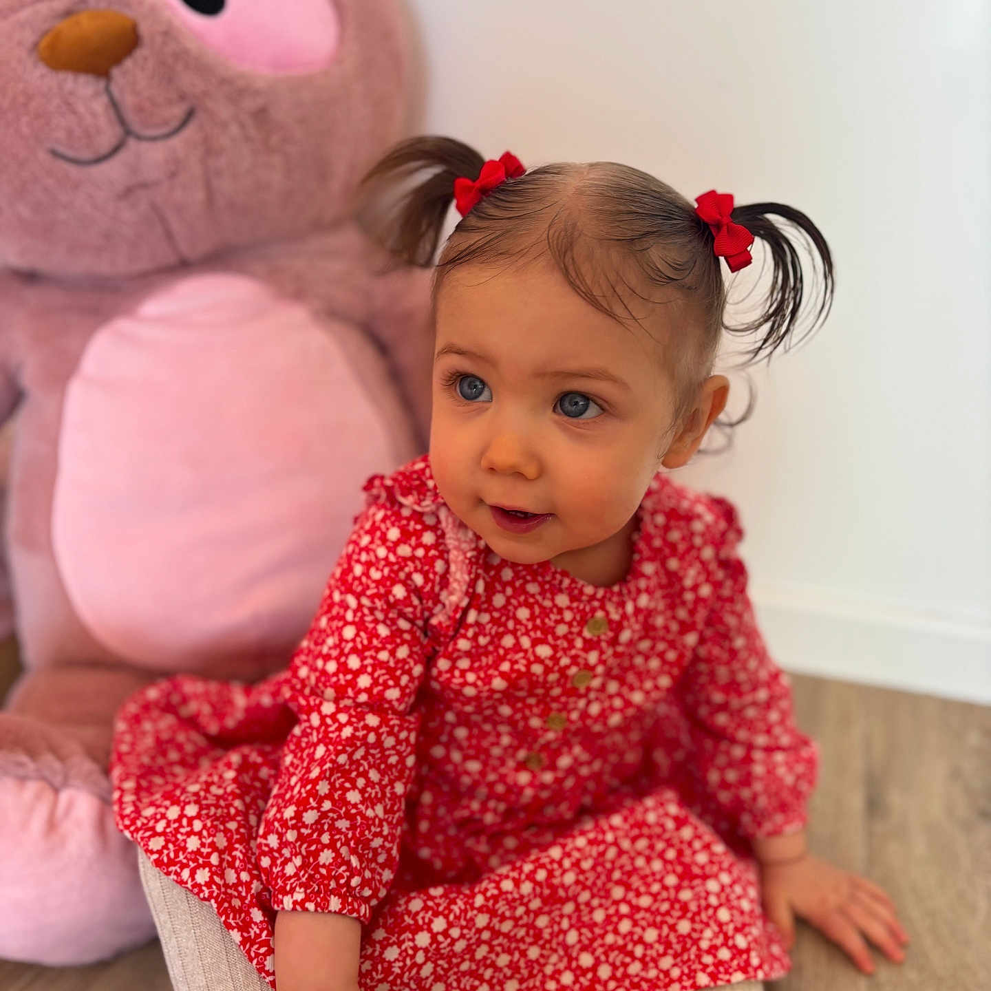 Lou a rejoint le concours — aidez-le/la à gagner de superbes lots ! bodypart, child, clothing, couch, dress, face, female, finger, formalwear, furniture, girl, hand, happy, head, person, photography, portrait, sitting, smile, toy