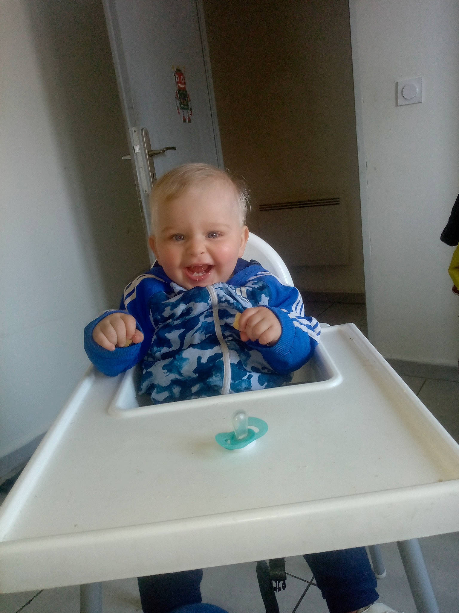 Youssef participe au concours pour gagner de l'argent avec cette photo : baby, baby_toddler_clothing, child, comfort, electric_blue, fun, leisure, person, plastic, play, rectangle, room, sitting, sleeve, smile, standing, t_shirt, table, toddler