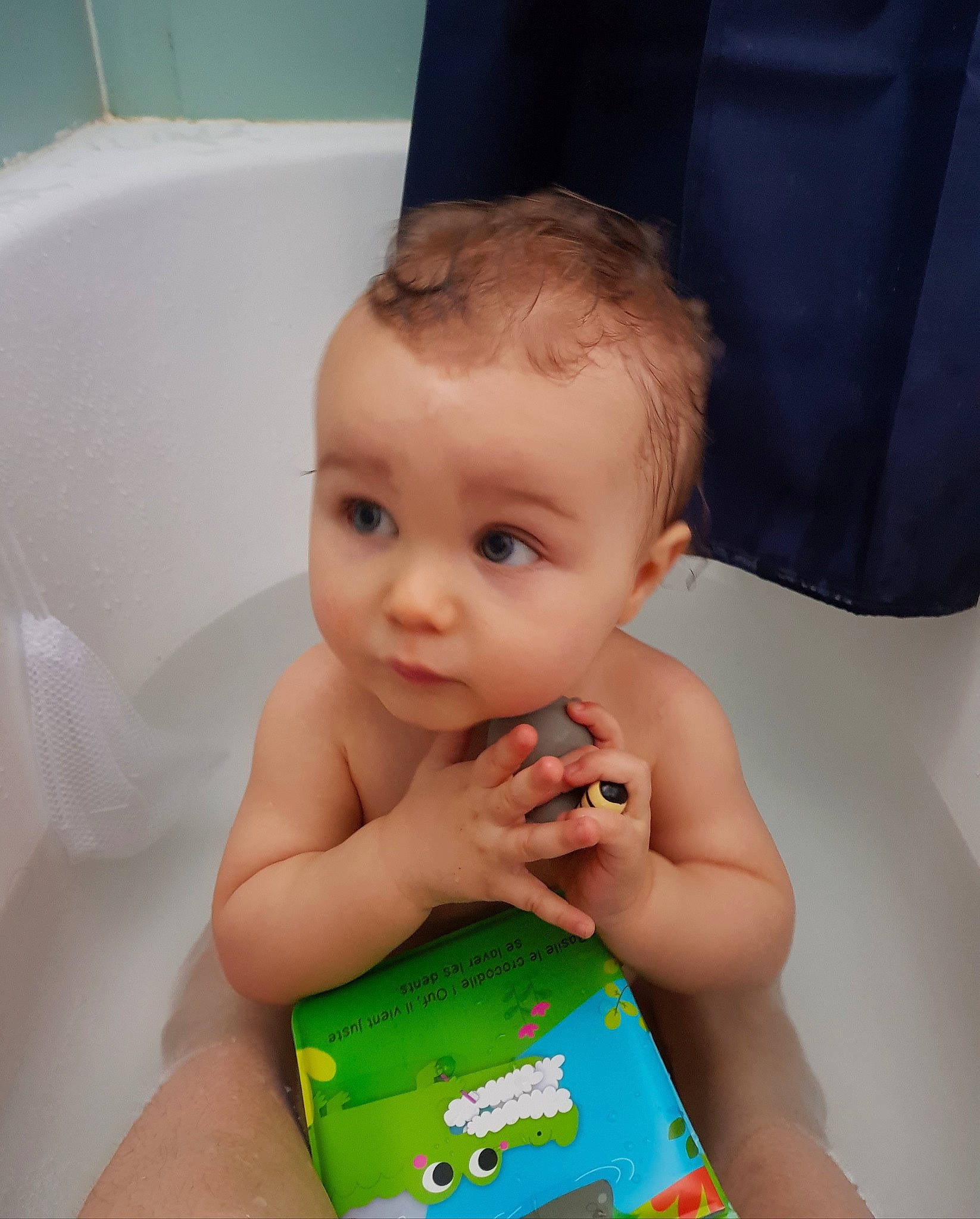 Arsène participe au concours pour gagner de l'argent avec cette photo : baby, bathing, child, ear, eye, nose, person, skin, toddler