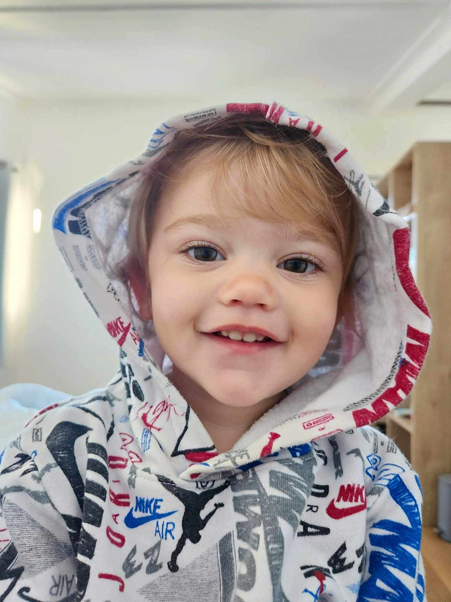 Méa a rejoint le concours — aidez-le/la à gagner de superbes lots ! child, toddler, hoodie, smile, face, indoor, clothing, hood, happy, young, cute, person, portrait, casual, fashion, light, eyes, hair, expression, sweatshirt
