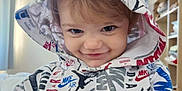 Méa a rejoint le concours — aidez-le/la à gagner de superbes lots ! toddler, child, hoodie, smile, face, indoor, person, clothing, cute, playful, expression, young, sleeve, fashion, casual, portrait, happy, headwear, room, blurry_background