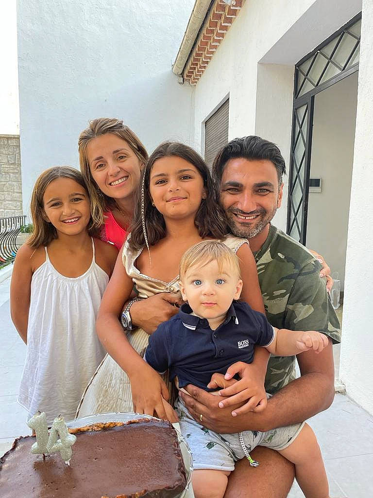 Gennaro a rejoint le concours — aidez-le/la à gagner de superbes lots ! baking, birthday, cake, cake_decorating, child, dessert, event, face, fun, hairstyle, happy, jewellery, joy, leisure, person, shorts, sitting, skin, smile, t_shirt