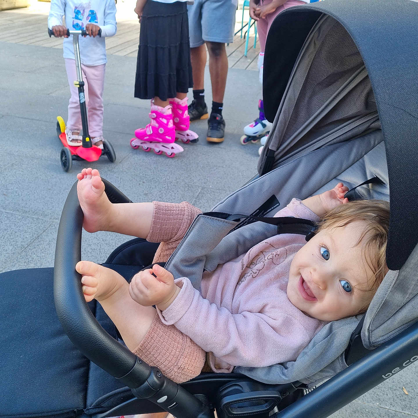 Maria Lamis a rejoint le concours — aidez-le/la à gagner de superbes lots ! baby, casual, child, clothing, daylight, feet, fun, group, happy, outdoor, people, playground, recreation, rollerblades, scooter, sidewalk, smiling, stroller, toddler, urban