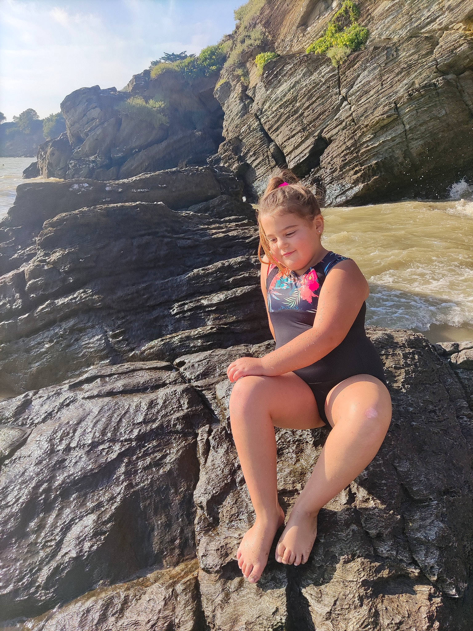 Nolya a rejoint le concours — aidez-le/la à gagner de superbes lots ! arm, azure, bedrock, coastal_and_oceanic_landforms, eyewear, flash_photography, formation, human_body, landscape, leg, leisure, outcrop, people_in_nature, person, sky, summer, sunglasses, sunlight, thigh, travel