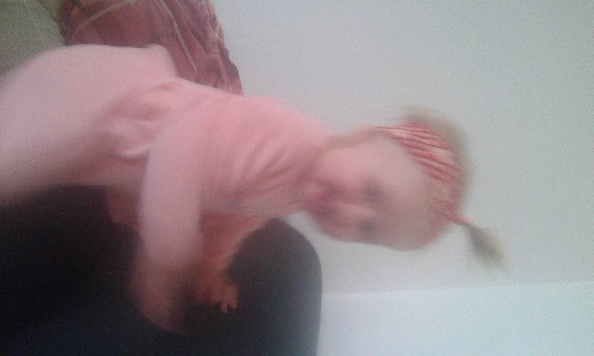 Sia a rejoint le concours — aidez-le/la à gagner de superbes lots ! abdomen, baby, chest, child, comfort, ear, elbow, eyelash, flesh, foot, gesture, hand, happy, human_leg, knee, nail, nose, person, room, thumb