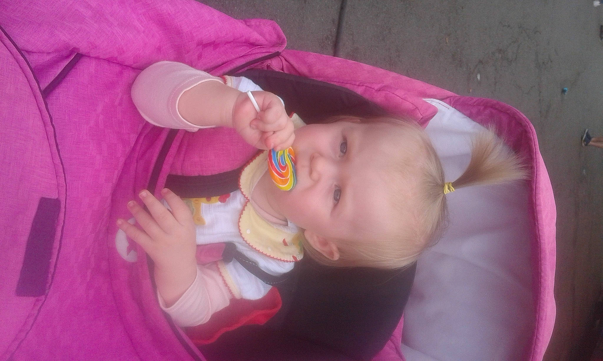 Sia a rejoint le concours — aidez-le/la à gagner de superbes lots ! arm, baby, baby_toddler_clothing, cheek, ear, eyelash, finger, gesture, hand, iris, lip, mouth, nail, nose, person, pink, purple, skin, smile, toddler