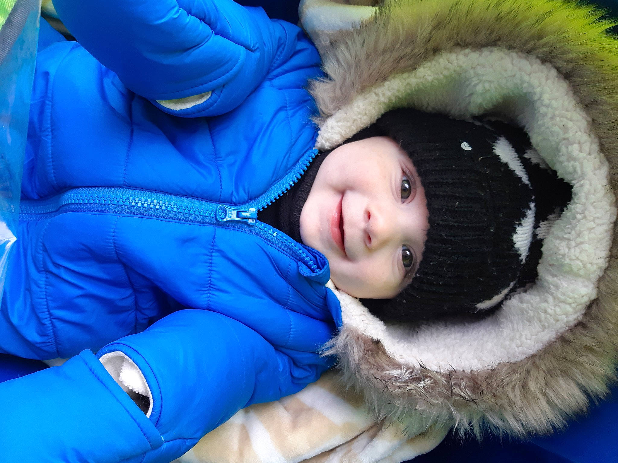 émile participe au concours pour gagner de l'argent avec cette photo : baby, blue, cap, cheek, child, comfort, electric_blue, fun, fur, fur_clothing, happy, headwear, jacket, joy, natural_material, nose, outerwear, person, polar_fleece, sleeve