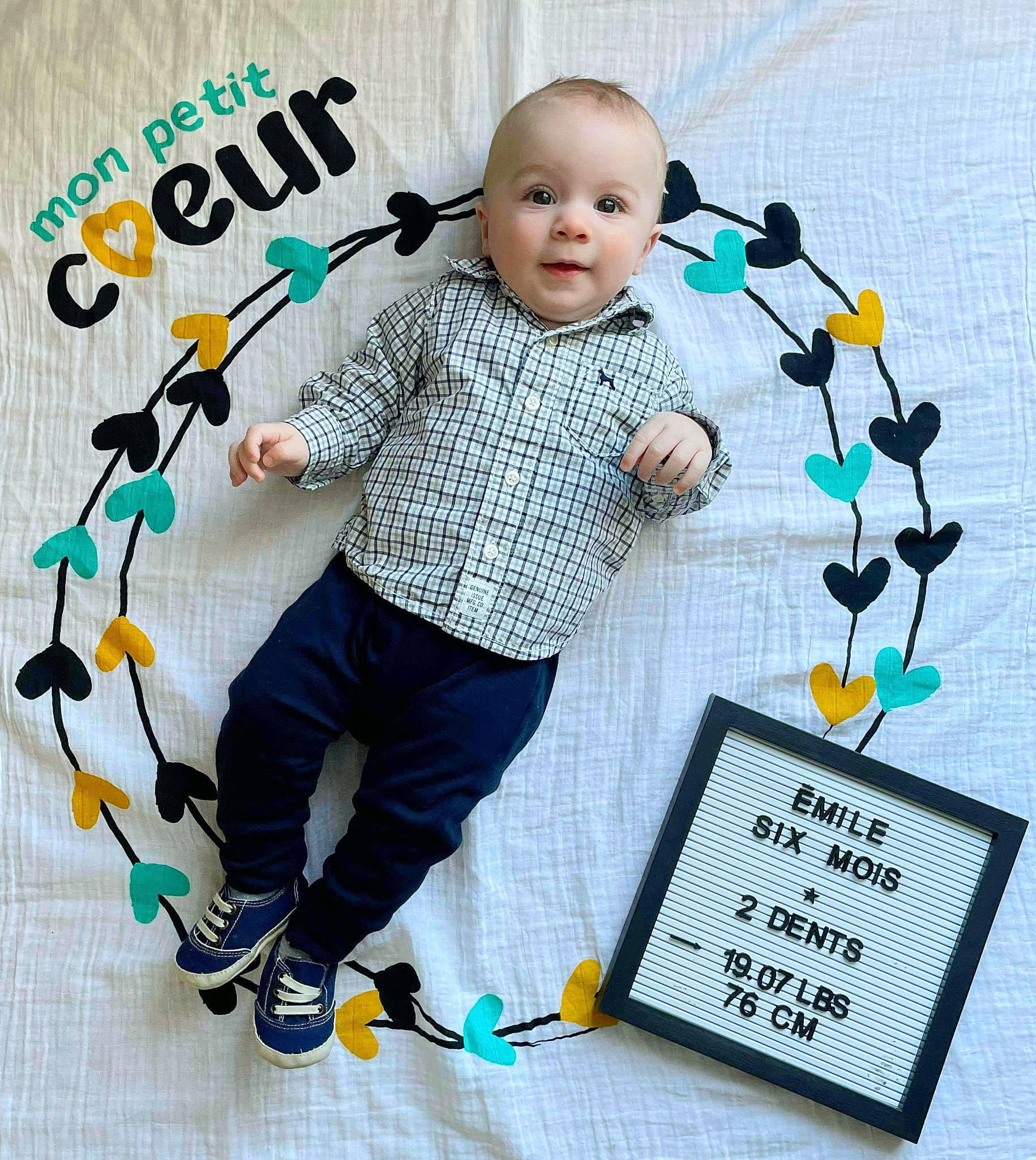 émile a rejoint le concours — aidez-le/la à gagner de superbes lots ! art, baby_toddler_clothing, blue, child, clothing, design, electric_blue, font, graphics, happy, line, pattern, person, play, product, sleeve, smile, t_shirt, toddler, wall