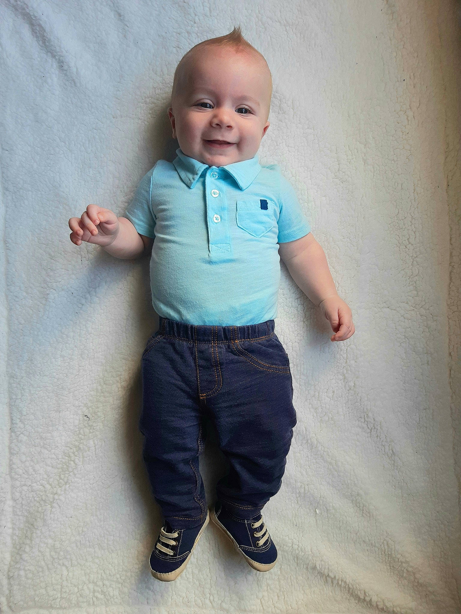 émile a rejoint le concours — aidez-le/la à gagner de superbes lots ! arm, baby_toddler_clothing, denim, dress_shirt, eye, face, gesture, grey, hand, happy, head, human_body, jeans, person, skin, sleeve, smile, standing, t_shirt, textile