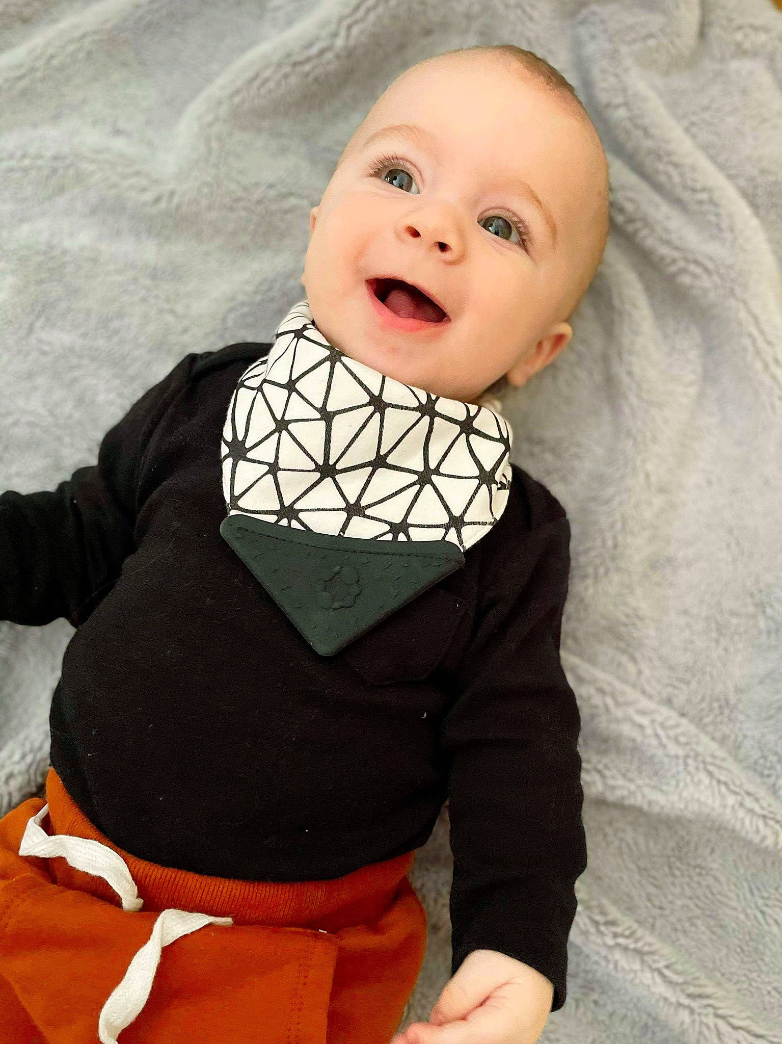 émile a rejoint le concours — aidez-le/la à gagner de superbes lots ! art, baby, baby_products, baby_toddler_clothing, bow_tie, button, collar, costume, dress_shirt, eye, fashion_accessory, flash_photography, happy, head, lip, pattern, person, sleeve, smile, textile