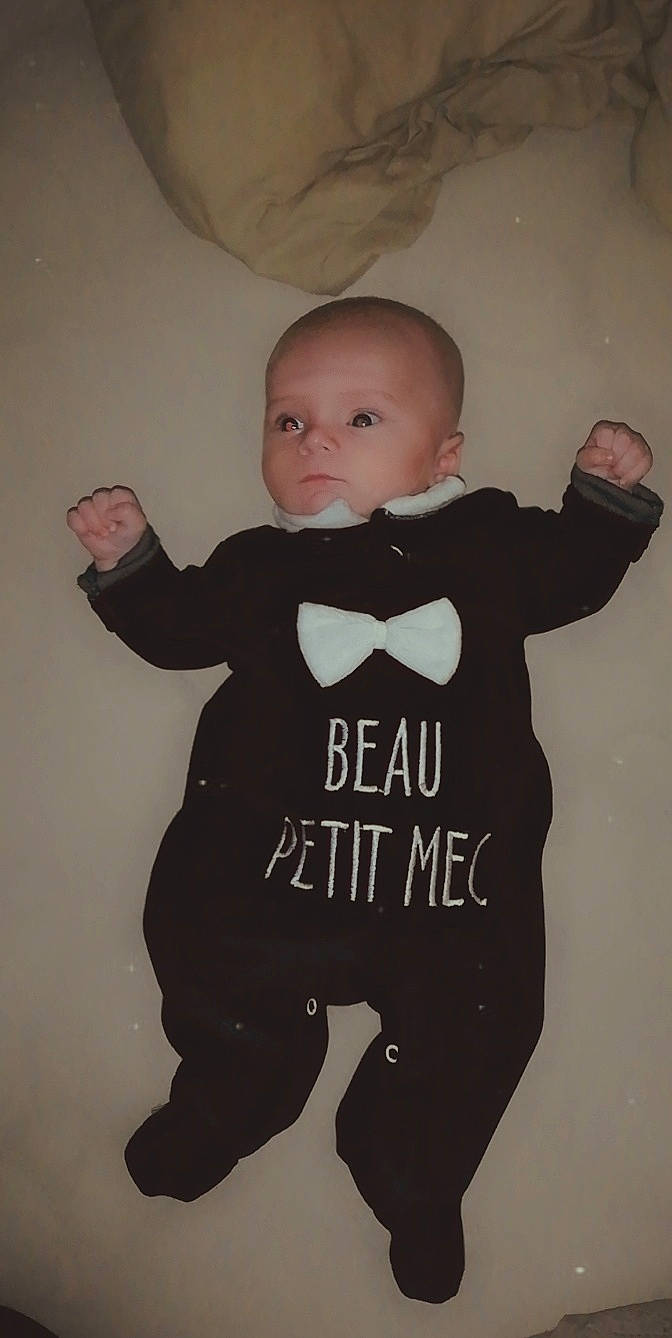 Mattis participe au concours pour gagner de l'argent avec cette photo : baby, baby_products, baby_toddler_clothing, cheek, child, cool, head, muscle, outerwear, person, product, sleeve, t_shirt, toddler