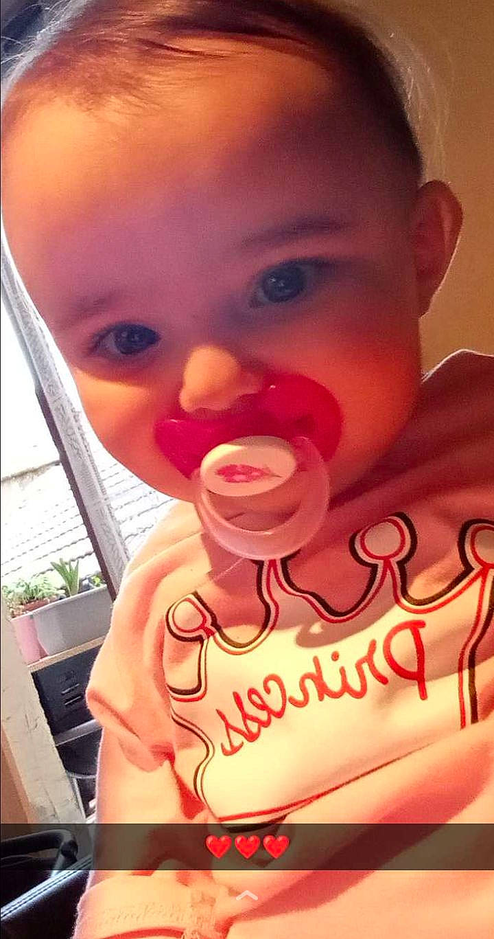 Pauline a rejoint le concours — aidez-le/la à gagner de superbes lots ! baby, baby_toddler_clothing, cheek, chin, cool, ear, eyebrow, eyelash, facial_expression, finger, forehead, happy, iris, jaw, lip, mouth, nose, person, pink, skin