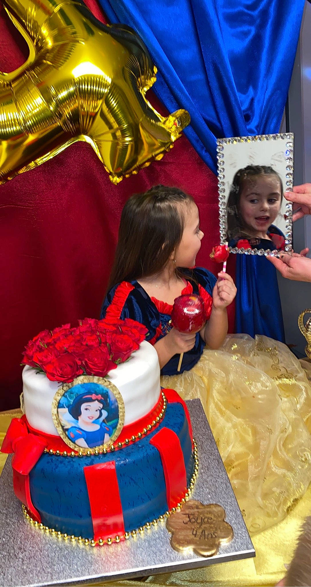 Joyce a rejoint le concours — aidez-le/la à gagner de superbes lots ! beauty, birthday, blue, child, costume, dress, entertainment, event, fashion, fictional_character, fun, hairstyle, happy, leisure, person, recreation, red, toddler, toy, tradition