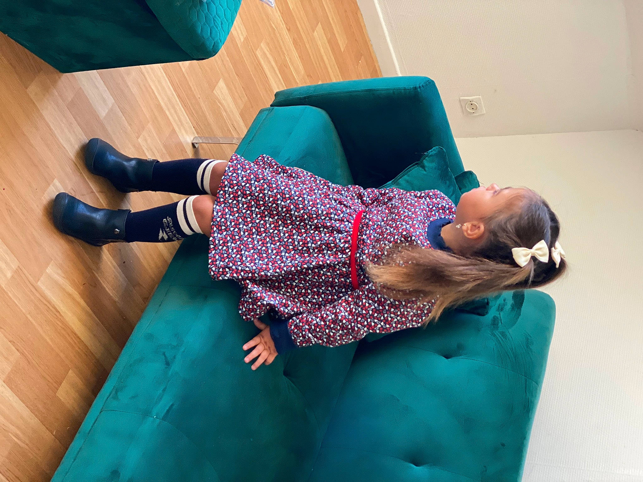 Joyce a rejoint le concours — aidez-le/la à gagner de superbes lots ! barefoot, blue, comfort, dress, electric_blue, flooring, foot, green, human_body, human_leg, joint, knee, leg, leisure, magenta, person, sandal, sock, thigh, waist