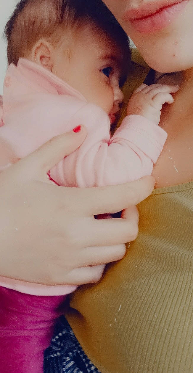 Chelsea a rejoint le concours — aidez-le/la à gagner de superbes lots ! abdomen, baby, cheek, child, eye, finger, gesture, hand, lip, nail, neck, nose, person, pink, skin, thumb, toddler, trunk