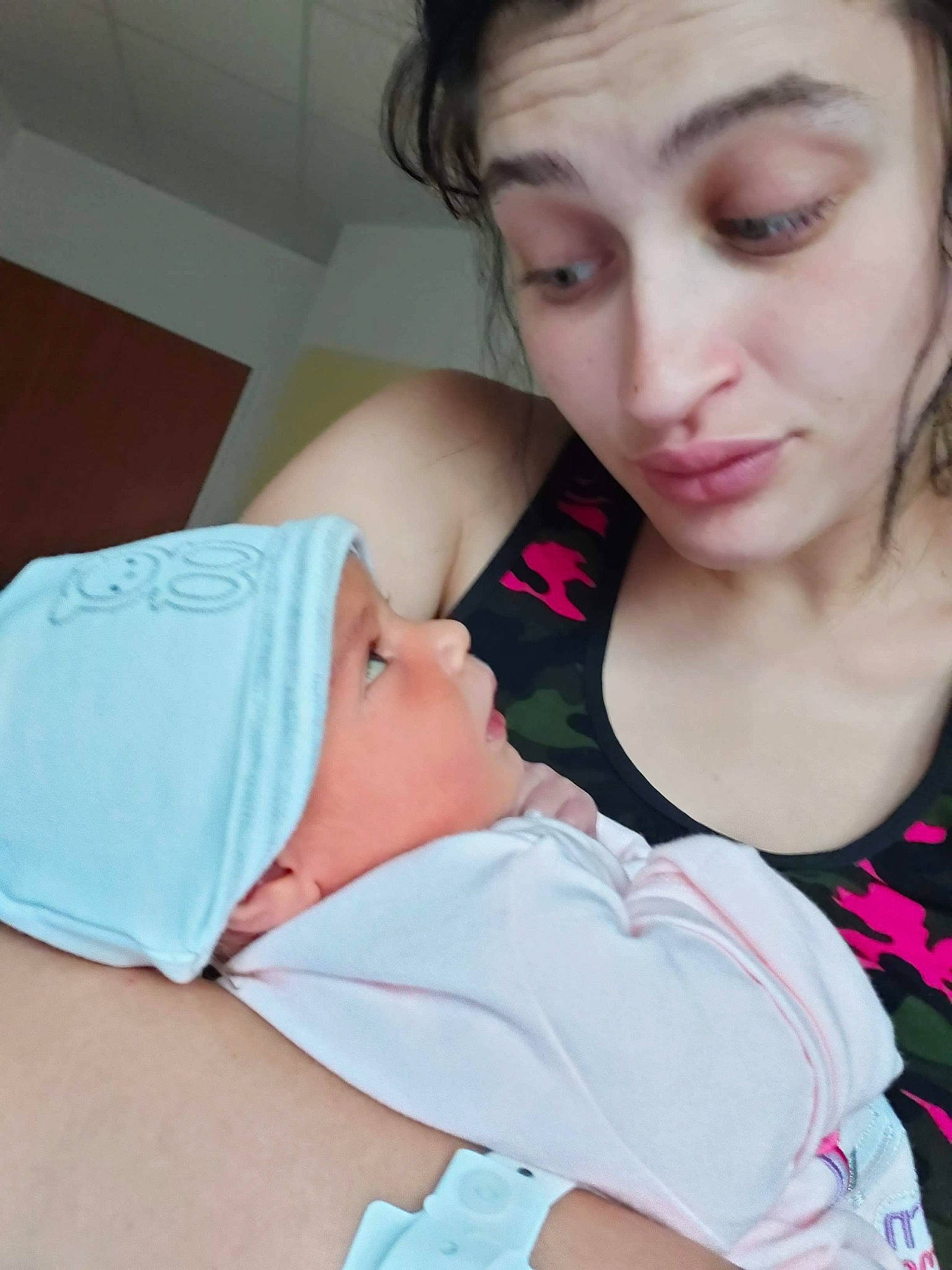 Chelsea participe au concours pour gagner de l'argent avec cette photo : arm, baby, beauty, birth, cheek, chest, child, headwear, leg, neck, nose, person, pink, shoulder, skin, toddler