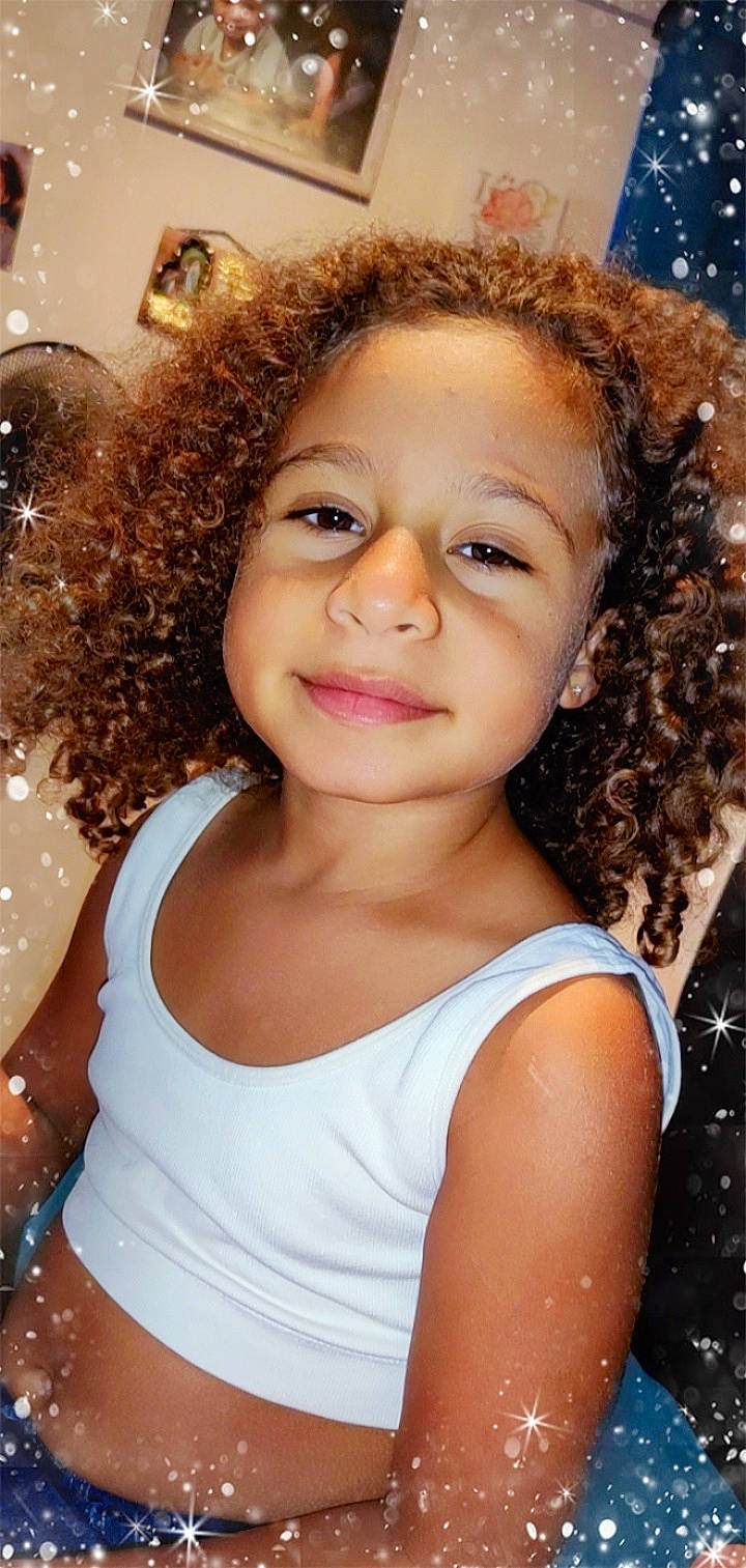 Jewel a rejoint le concours — aidez-le/la à gagner de superbes lots ! afro, beauty, black_hair, cheek, chin, eye, eyebrow, eyelash, forehead, happy, human_body, iris, jheri_curl, joy, lip, long_hair, neck, nose, person, ringlet