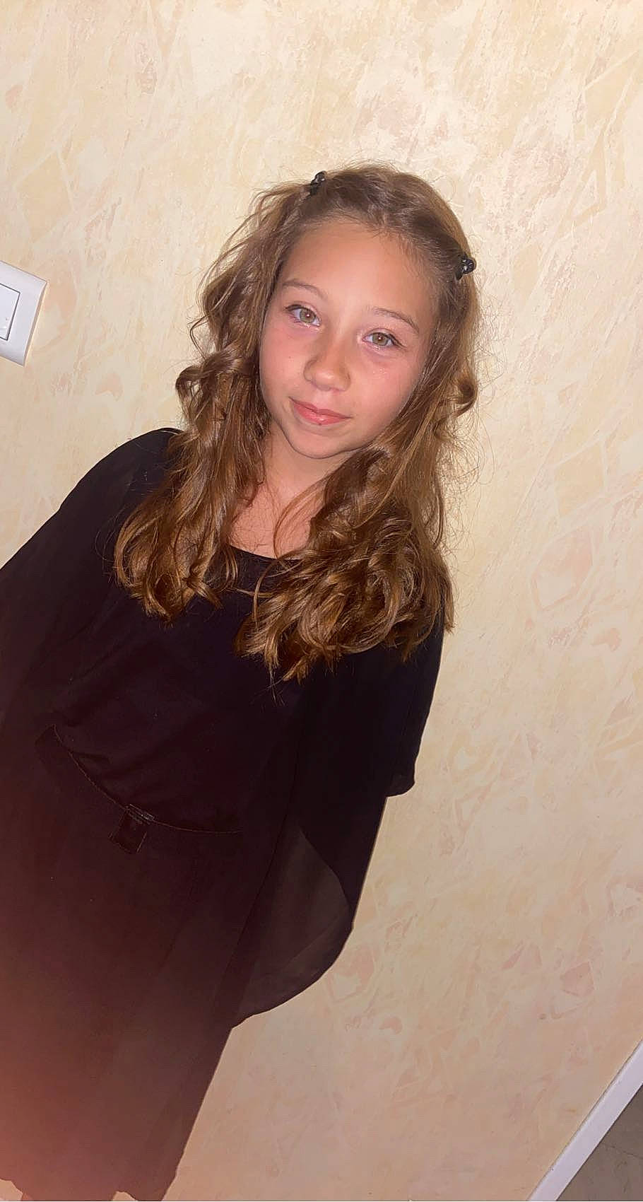 Thaïs participe au concours pour gagner de l'argent avec cette photo : blond, brown_hair, chest, eyebrow, fashion_design, flash_photography, hair, happy, human_body, layered_hair, lip, long_hair, person, sleeve, smile, surfer_hair, t_shirt, thigh, trunk, waist