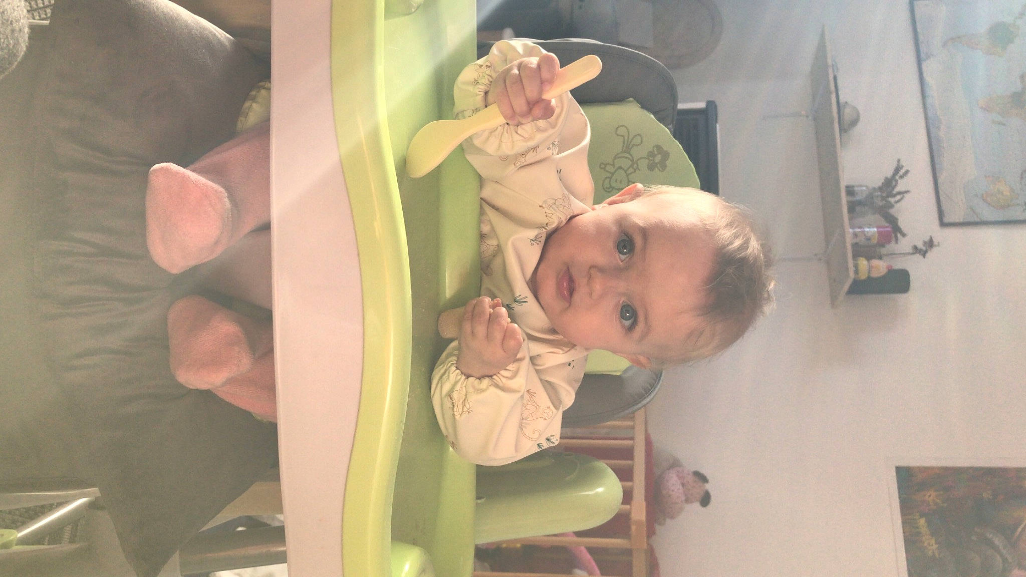 Nina participe au concours pour gagner de l'argent avec cette photo : baby, baby_products, baby_safety, baby_toddler_clothing, chair, cheek, child, comfort, ear, finger, gesture, infant_bed, laundry_room, mouth, organ, person, picture_frame, room, skin, smile