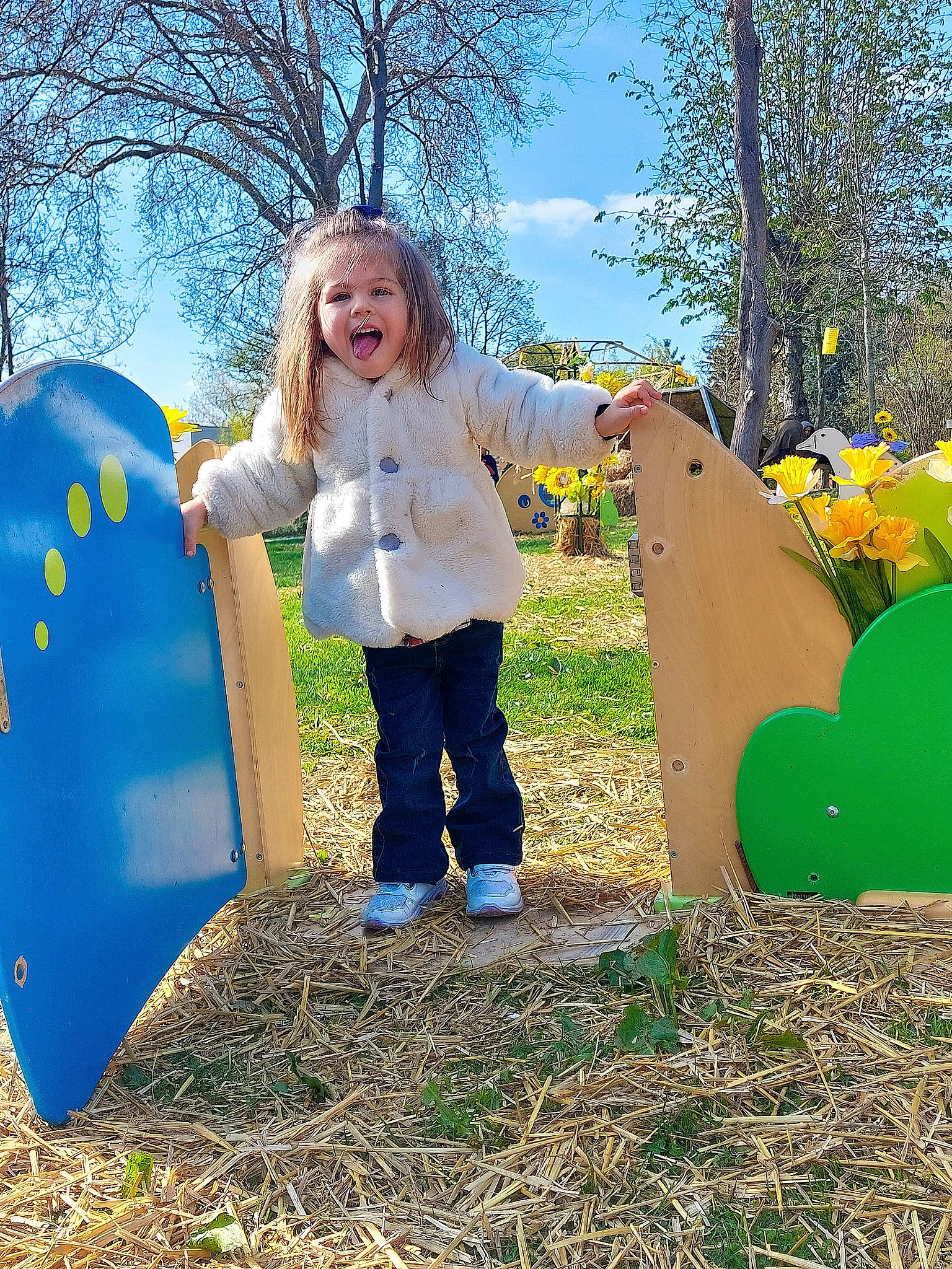 Annie participe au concours pour gagner de l'argent avec cette photo : blue, child, fun, grass, green, happy, leisure, nature, outdoor_play_equipment, people_in_nature, person, plant, playing_with_kids, recreation, sky, smile, soil, toddler, tree, wheel