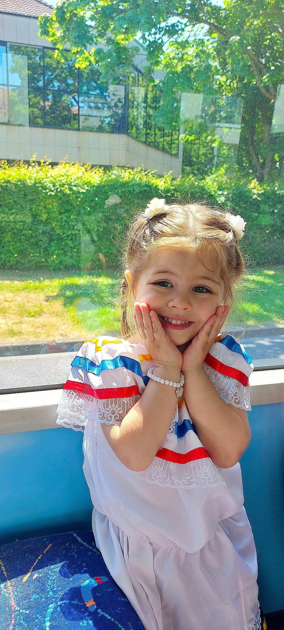 Annie participe au concours pour gagner de l'argent avec cette photo : child, electric_blue, event, fun, garden, grass, happy, headwear, jewellery, joy, laugh, leisure, person, plant, recreation, smile, toddler, tree, uniform, vacation