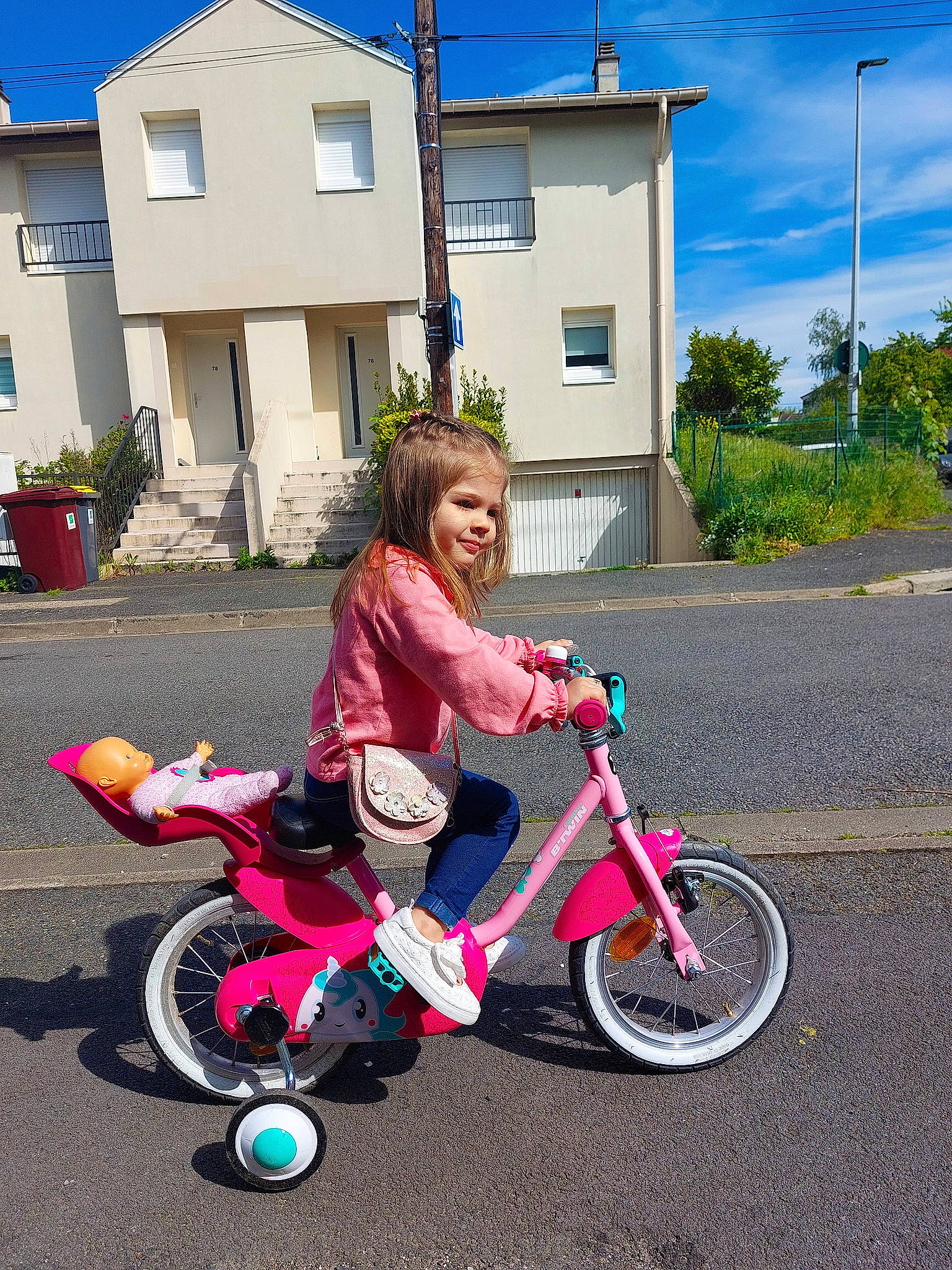 Annie participe au concours pour gagner de l'argent avec cette photo : asphalt, automotive_tire, bicycle, bicycle_accessory, bicycle_fork, bicycle_frame, bicycle_handlebar, bicycle_part, bicycle_tire, bicycle_wheel, bicycles_equipment_and_supplies, crankset, house, person, pink, plant, riding_toy, sky, tire, wheel