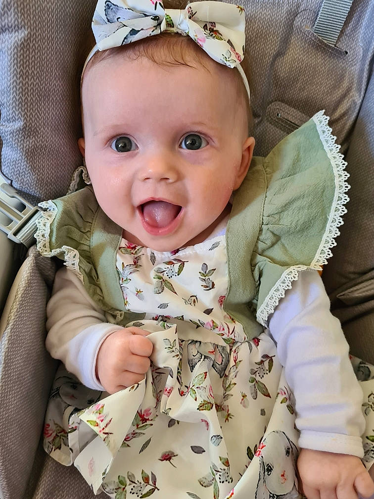 émilie a rejoint le concours — aidez-le/la à gagner de superbes lots ! baby, baby_toddler_clothing, cap, cheek, collar, eye, eyelash, face, green, head, headgear, iris, outerwear, person, pink, product, skin, sleeve, smile, surprise