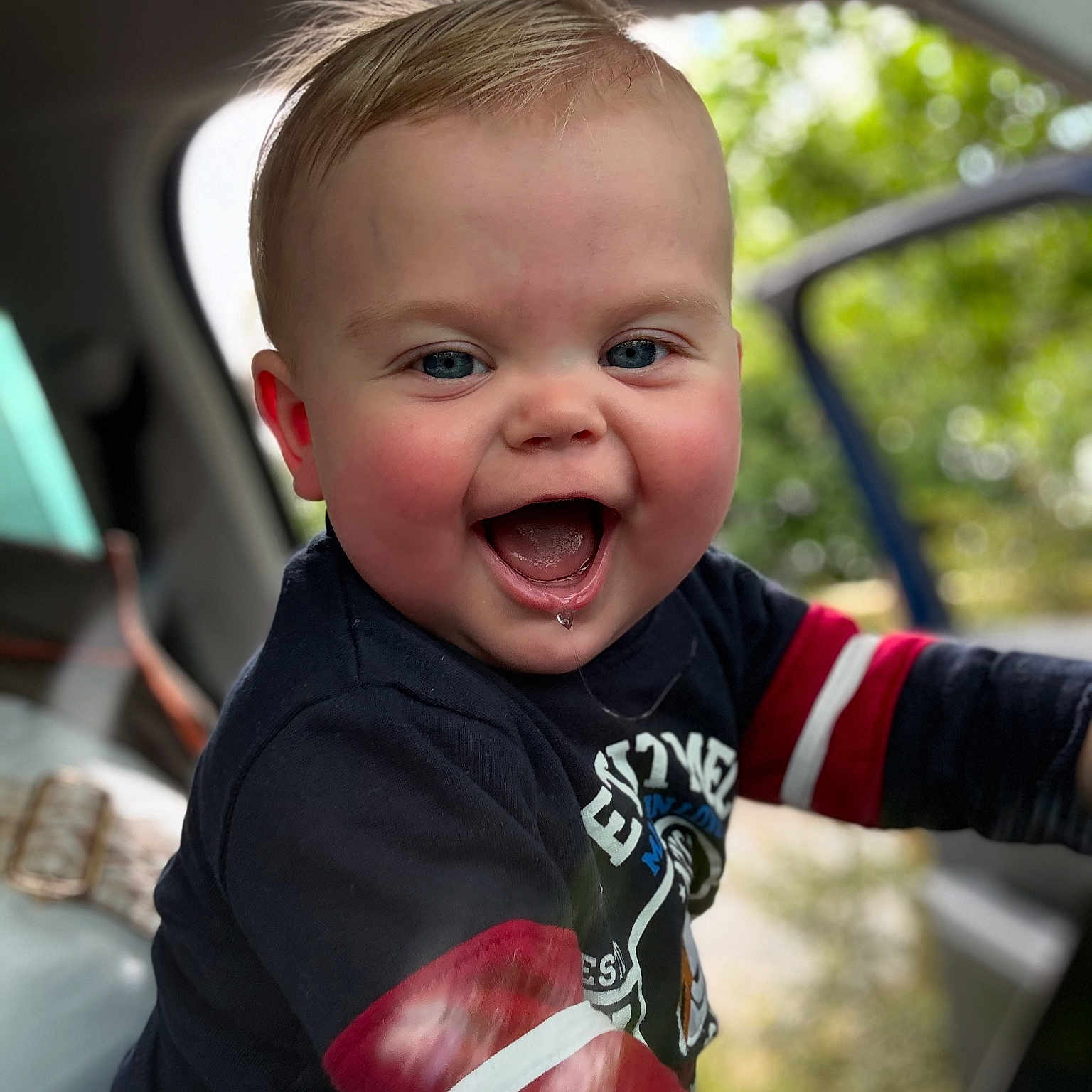 Maïlo a rejoint le concours — aidez-le/la à gagner de superbes lots ! baby, blond_hair, blue_eyes, car_interior, child, cute, daylight, drool, expression, face, happy, indoor, long_sleeves, person, portrait, seatbelt, shirt, smiling, window, young