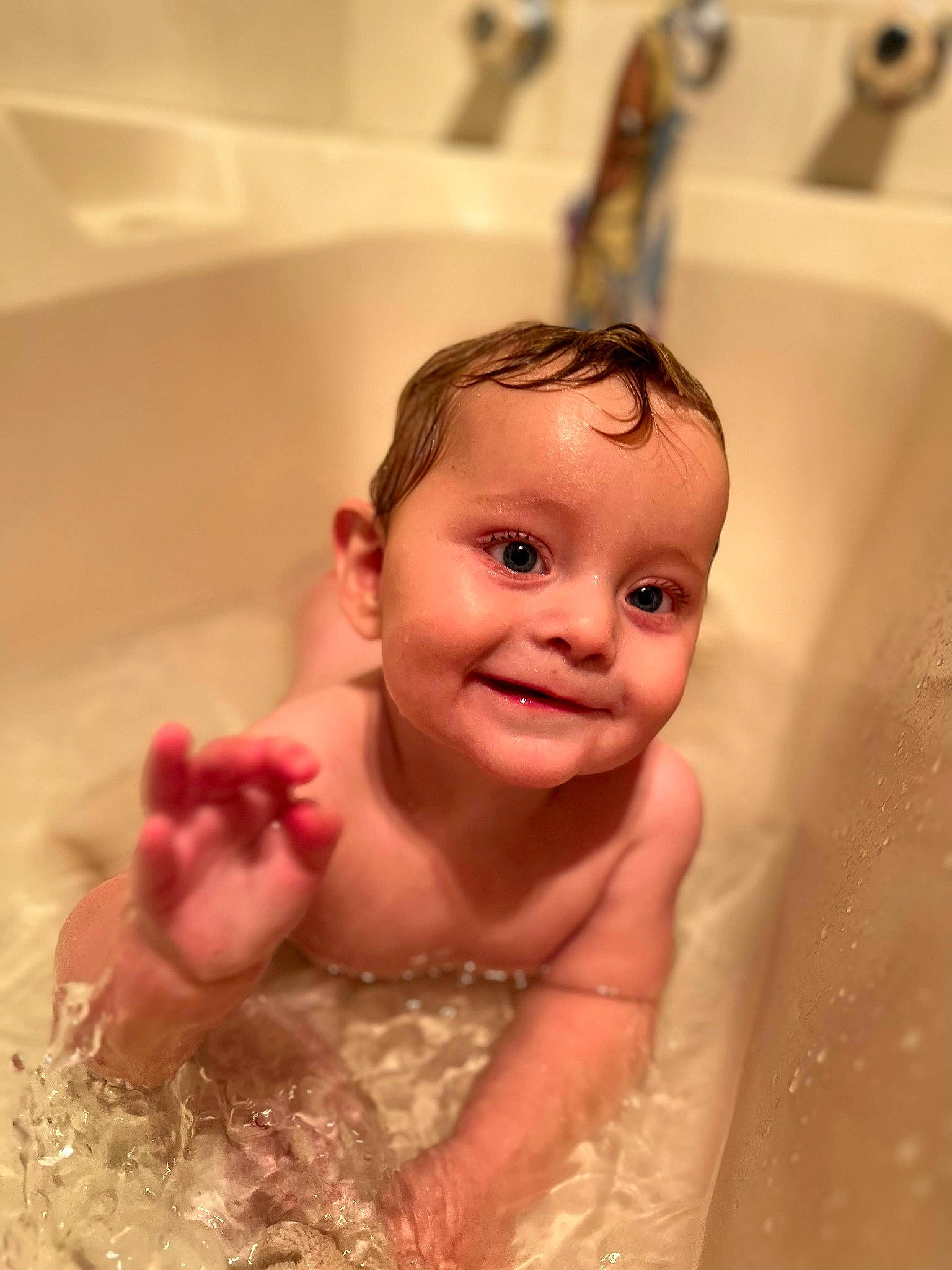 Callum is registered to the contest to win money with this photo: baby, baby_bathing, bathing, bathroom, bathtub, chest, child, fluid, fun, happy, joy, liquid, organ, person, personal_care, plumbing, plumbing_fixture, skin, smile, thumb