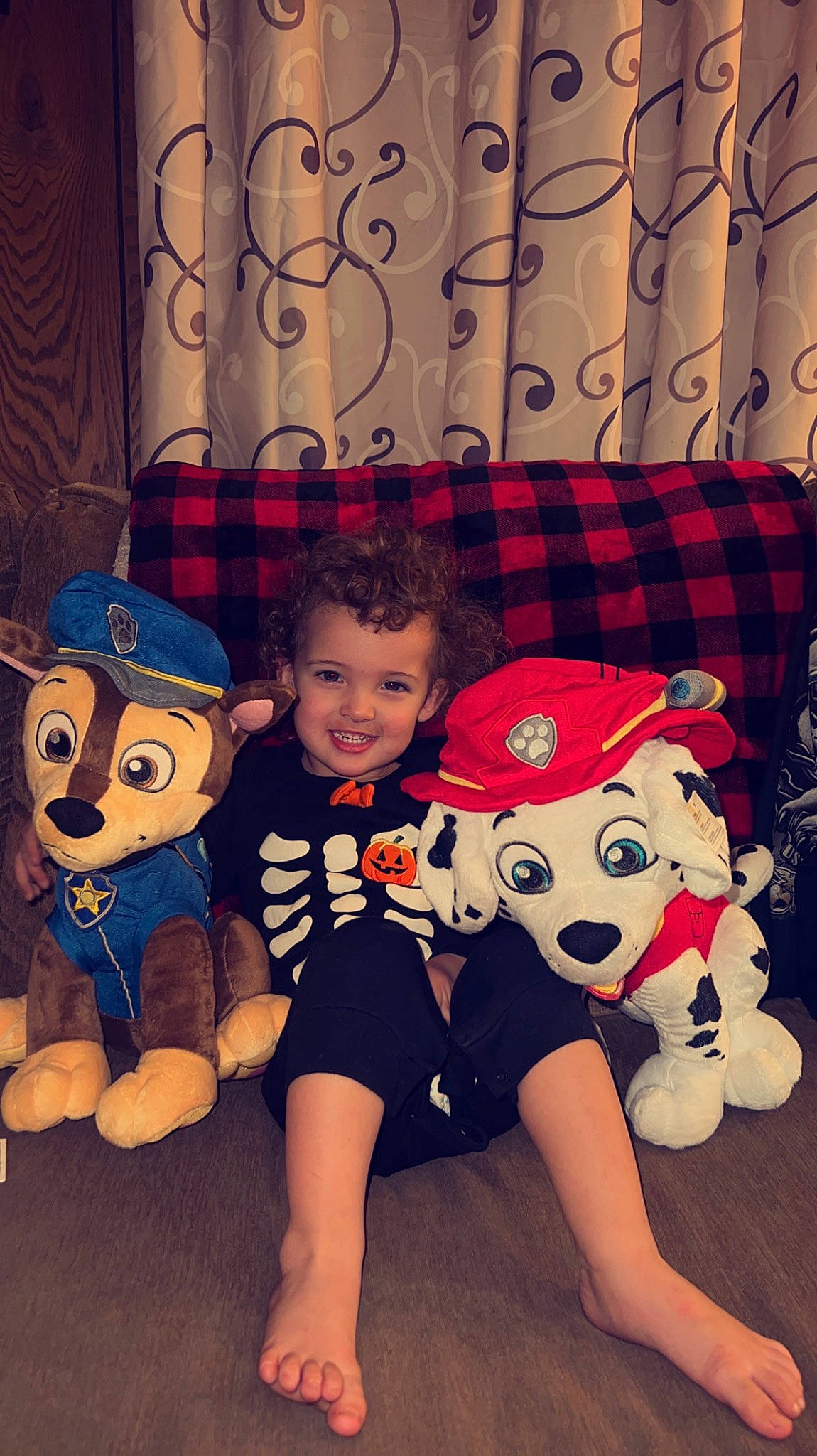 Karlee is registered to the contest to win money with this photo: baby_toddler_clothing, child, couch, event, fun, happy, head, holiday, joy, lap, living_room, pattern, people, person, plaid, red, smile, snapshot, textile, thigh