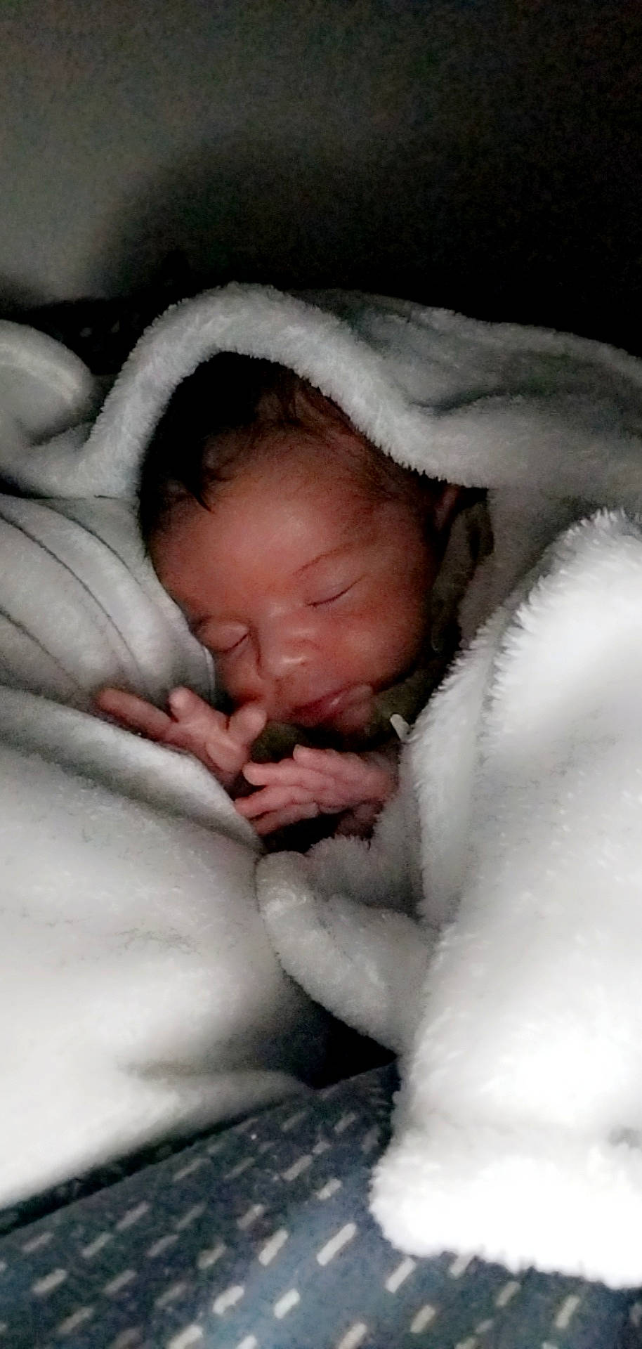 Ilyes participe au concours pour gagner de l'argent avec cette photo : baby, bedtime, cheek, child, comfort, eye, eyelash, face, flesh, fur, gesture, happy, head, iris, linens, nap, nose, person, sleep, thumb