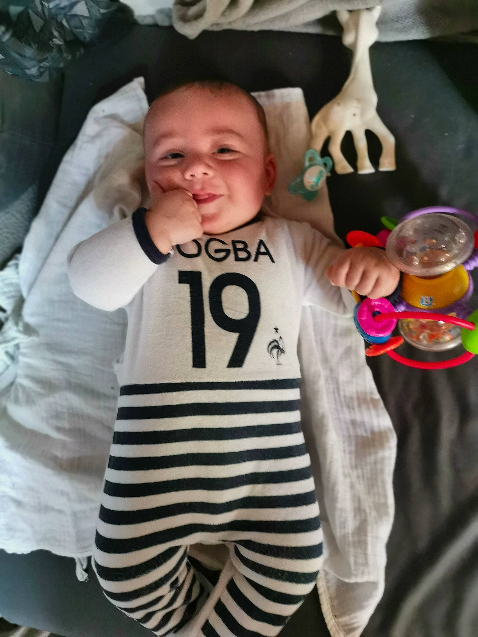 Jayane participe au concours pour gagner de l'argent avec cette photo : baby, baby_products, baby_toddler_clothing, child, cool, person, product, sleeve, smile, t_shirt, toddler