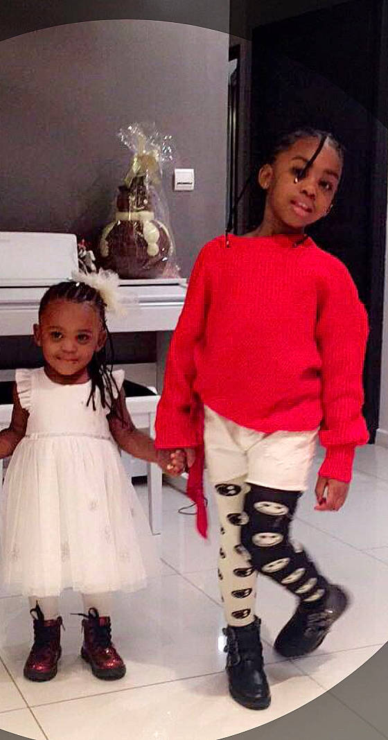 Tia a rejoint le concours — aidez-le/la à gagner de superbes lots ! baby_toddler_clothing, face, fashion_design, footwear, hair, happy, head, joy, knee, outerwear, person, pink, shoe, shoulder, sleeve, smile, sock, standing, thigh, toddler