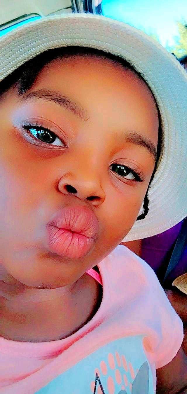 Tia a rejoint le concours — aidez-le/la à gagner de superbes lots ! azure, cheek, chin, ear, eye, eyebrow, eyelash, facial_expression, forehead, gesture, hairstyle, happy, iris, jaw, lip, mouth, neck, nose, person, pink