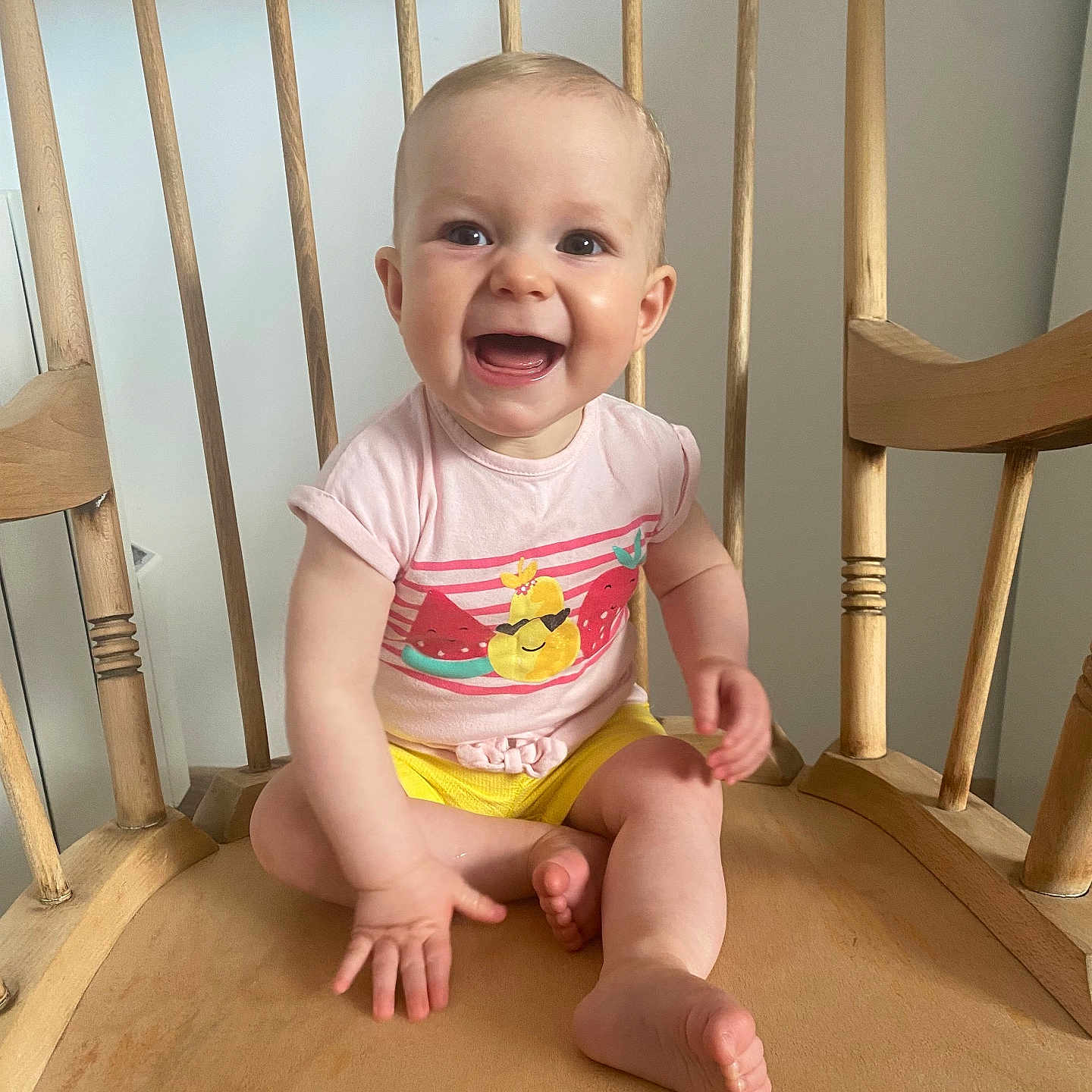 Albane a rejoint le concours — aidez-le/la à gagner de superbes lots ! baby, barefoot, bright_clothing, child, cute, face, furniture, happy, indoor, infant, joyful, legs, person, sitting, small_hand, smiling, tshirt, wood, wooden_chair, yellow_shorts