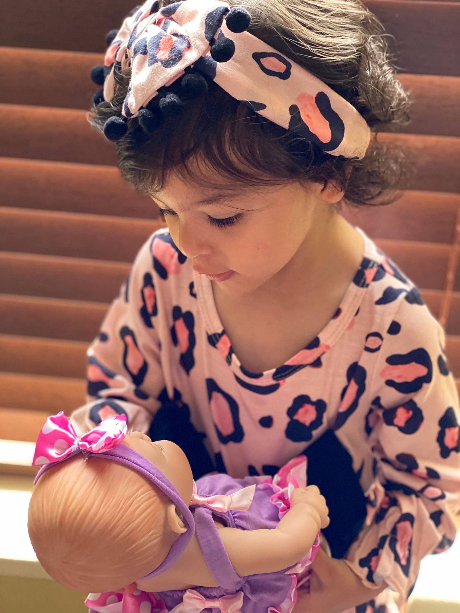 Yasmine is registered to the contest to win money with this photo: arm, baby_toddler_clothing, face, facial_expression, glasses, hair, hairstyle, happy, head, headgear, human, human_body, lip, neck, organ, person, photograph, pink, skin, sleeve