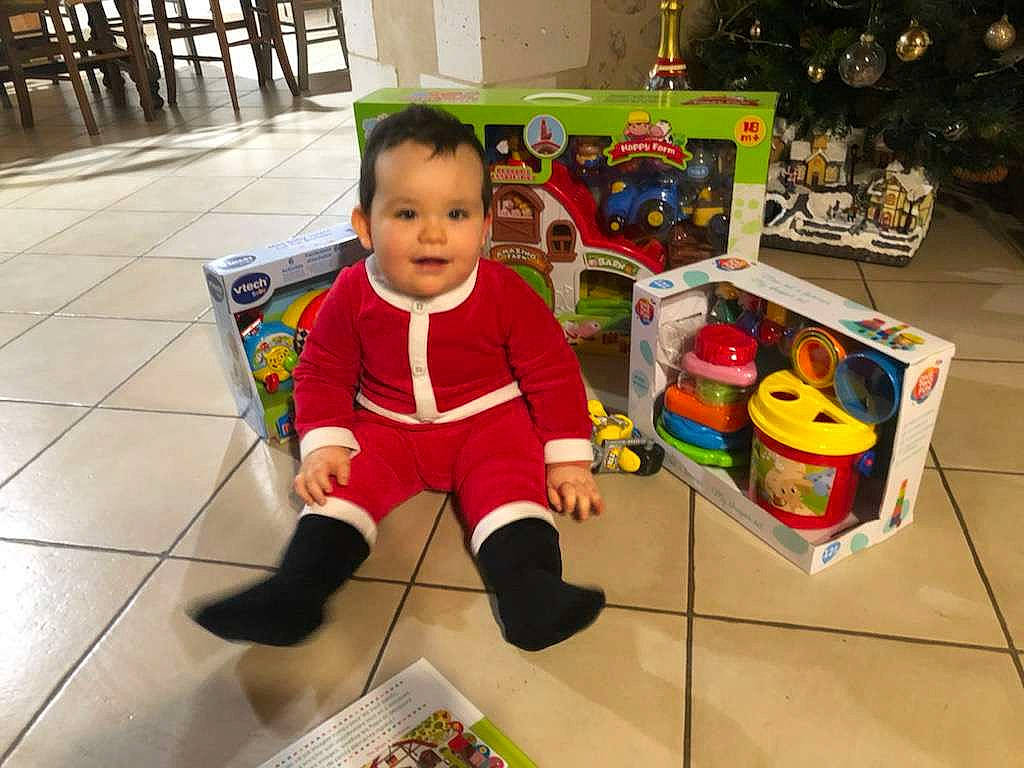 Tylio a rejoint le concours — aidez-le/la à gagner de superbes lots ! baby, baby_products, baby_toys, cart, child, event, fictional_character, floor, flooring, fun, kindergarten, person, play, retail, room, shelf, smile, stuffed_toy, toddler, toy