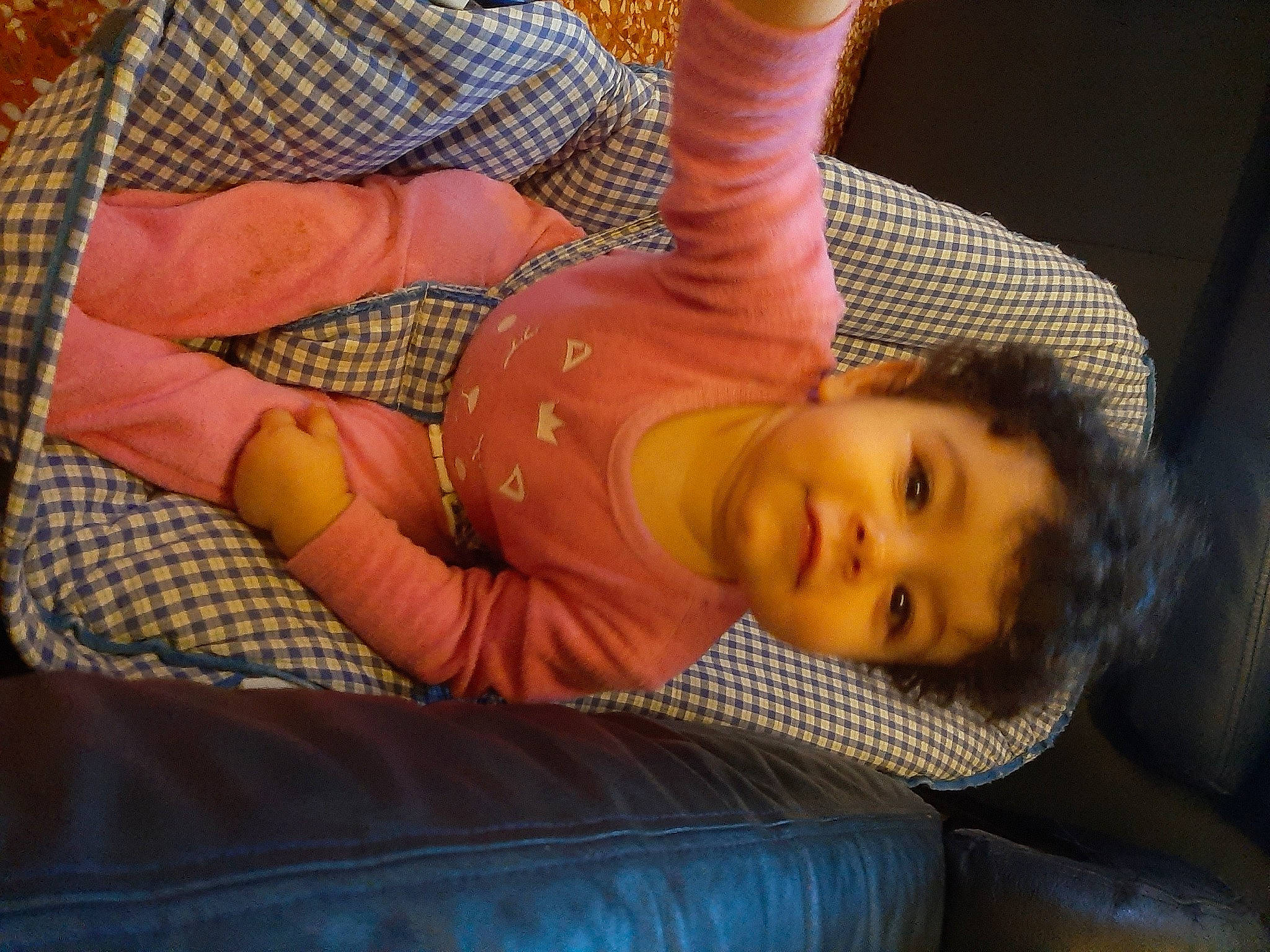 Smahan participe au concours pour gagner de l'argent avec cette photo : comfort, elbow, eyelash, finger, fun, gesture, happy, head, human_leg, knee, leg, leisure, mouth, nose, orange, person, smile, tartan, thigh, tree