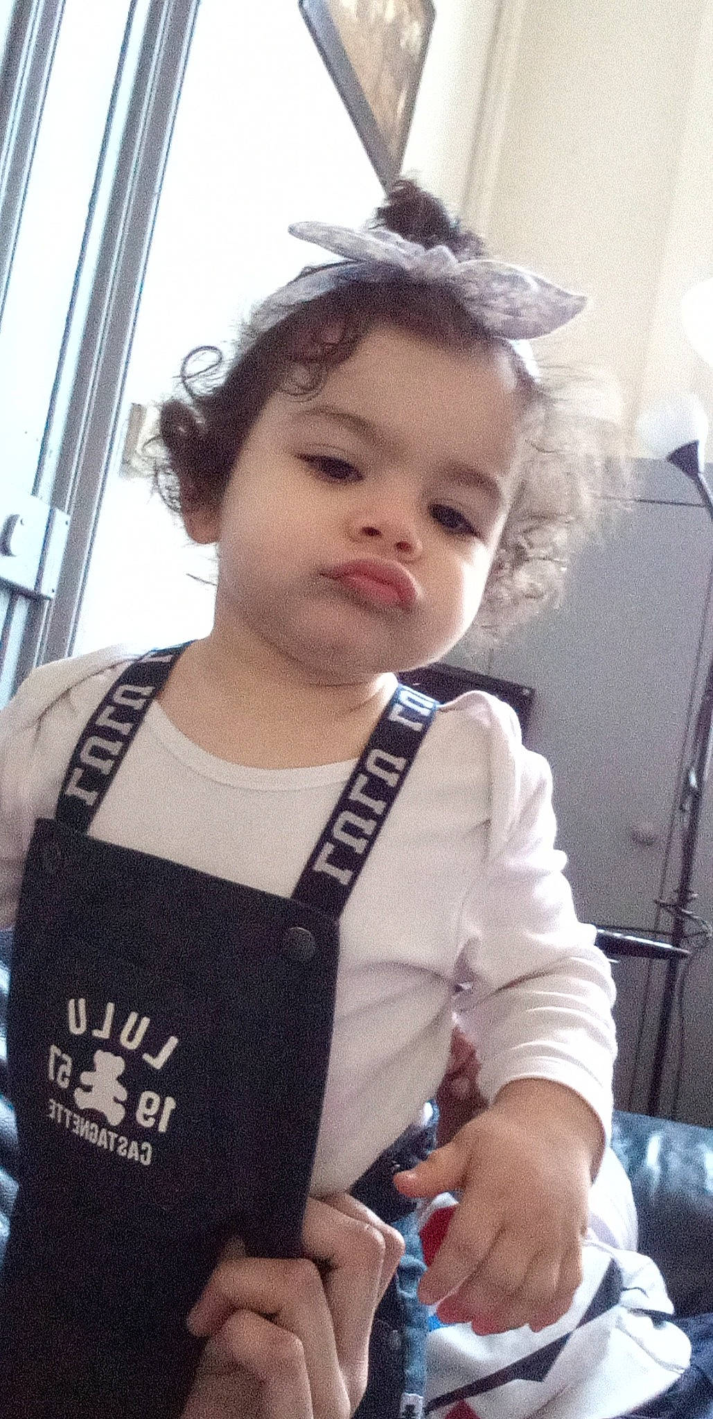 Smahan a rejoint le concours — aidez-le/la à gagner de superbes lots ! audio_equipment, baby_toddler_clothing, chest, cool, ear, elbow, eyelash, gesture, hairstyle, happy, jewellery, lip, neck, necklace, person, shoulder, sleeve, street_fashion, t_shirt, toddler