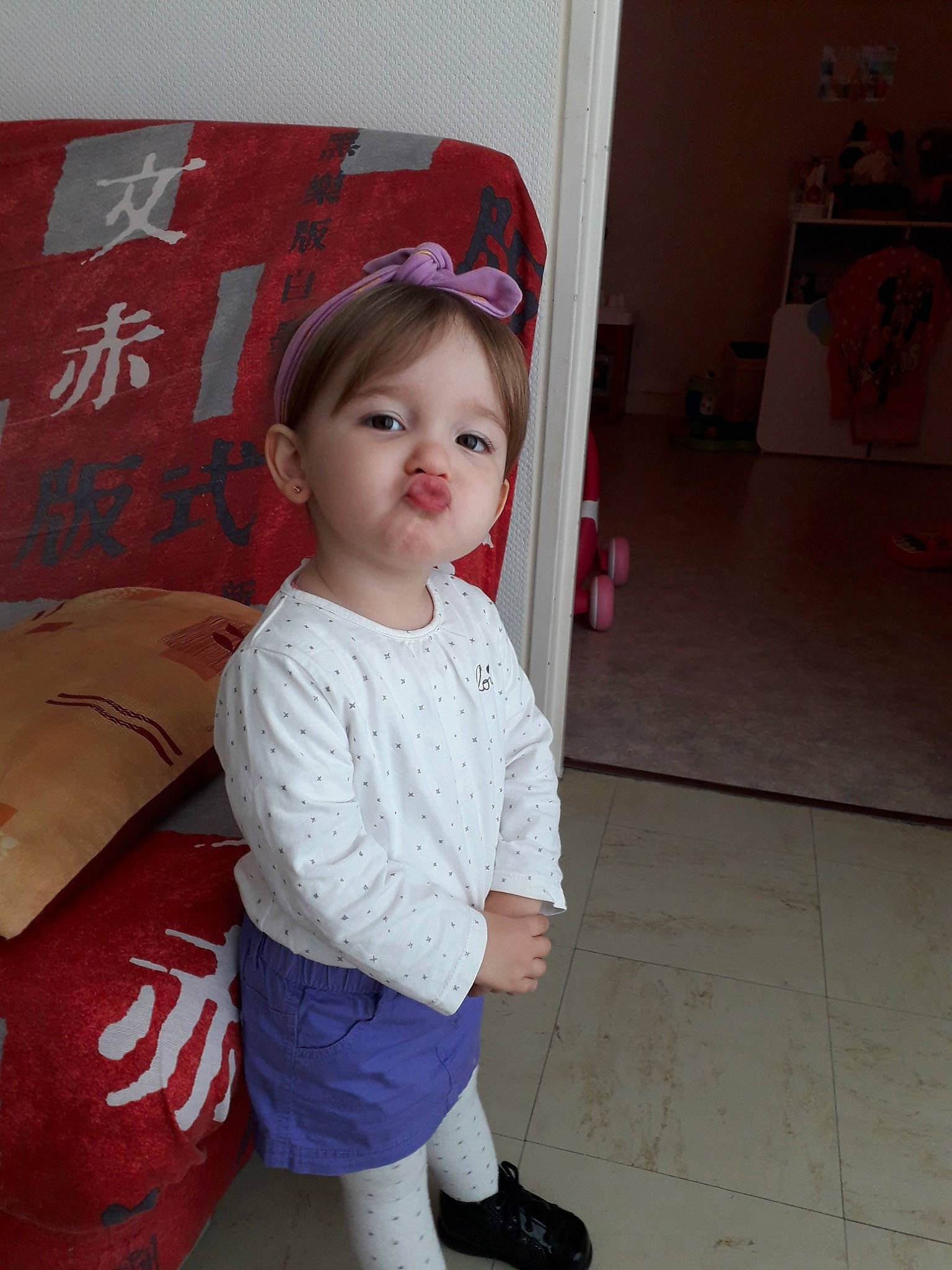 Léna a rejoint le concours — aidez-le/la à gagner de superbes lots ! child, cool, day, eye, fun, girl, infant, leg, organ, outerwear, person, pink, product, red, shoulder, skin, snapshot, standing, textile, toddler