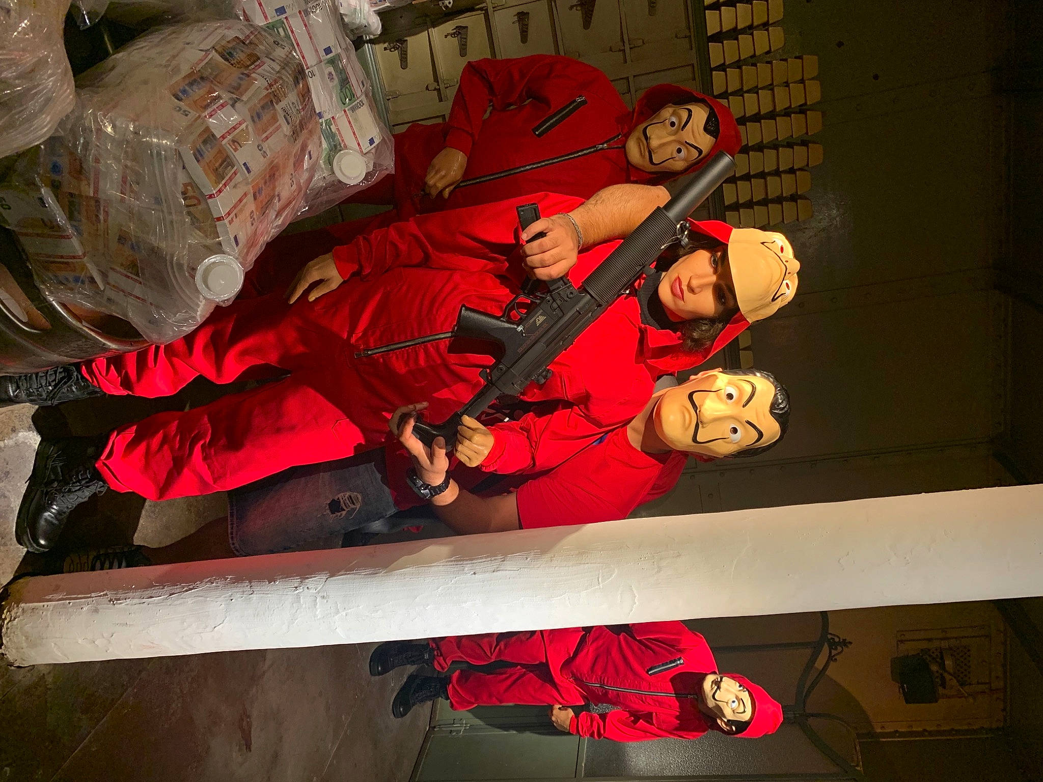 Yousef a rejoint le concours — aidez-le/la à gagner de superbes lots ! art, carmine, fiction, fictional_character, font, metal, person, red, room, visual_arts, wood, world