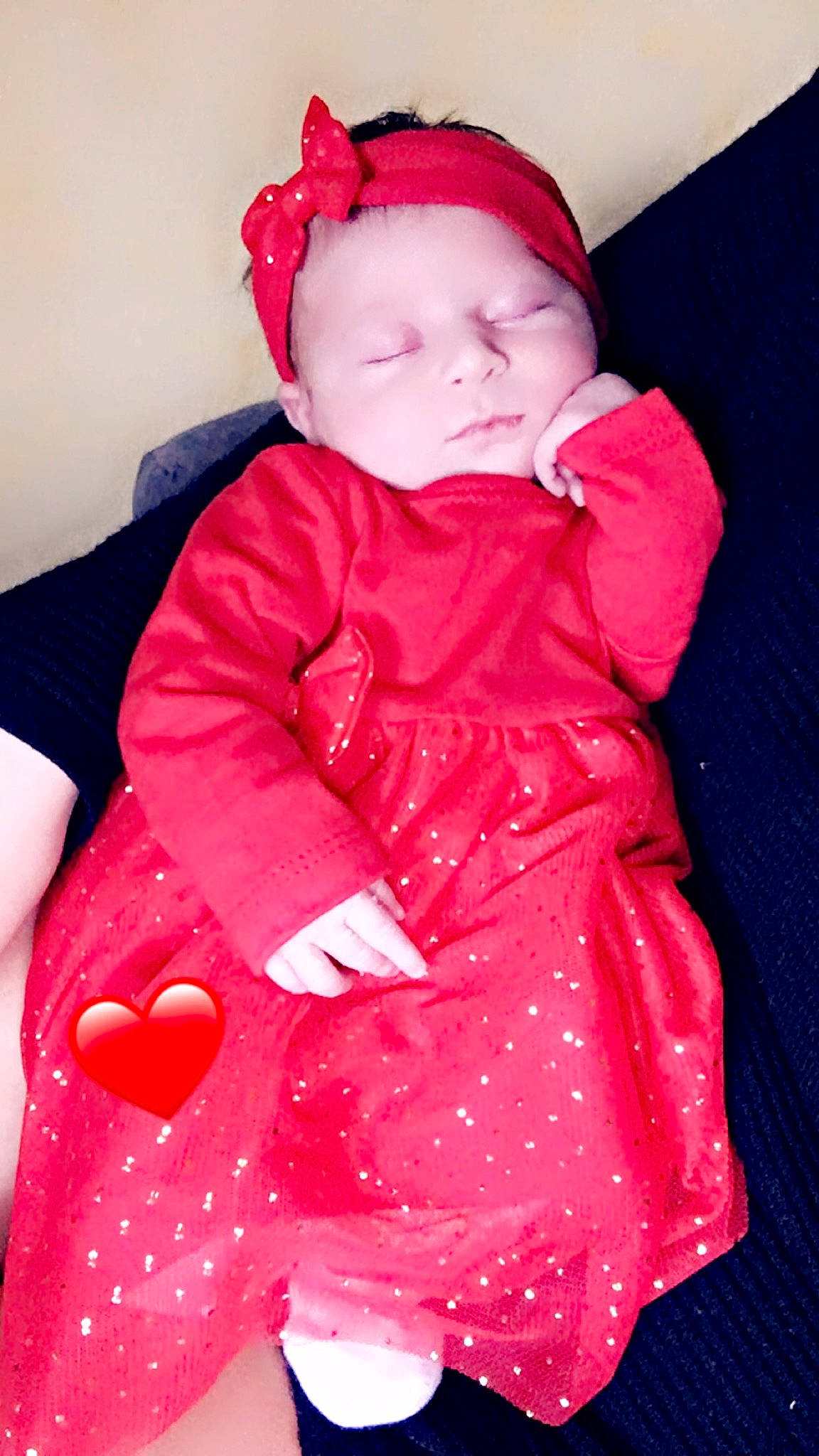 Luna a rejoint le concours — aidez-le/la à gagner de superbes lots ! arm, baby, baby_toddler_clothing, cheek, collar, dress, eye, facial_expression, finger, hand, lip, neck, orange, organ, outerwear, person, pink, skin, sleeve, textile